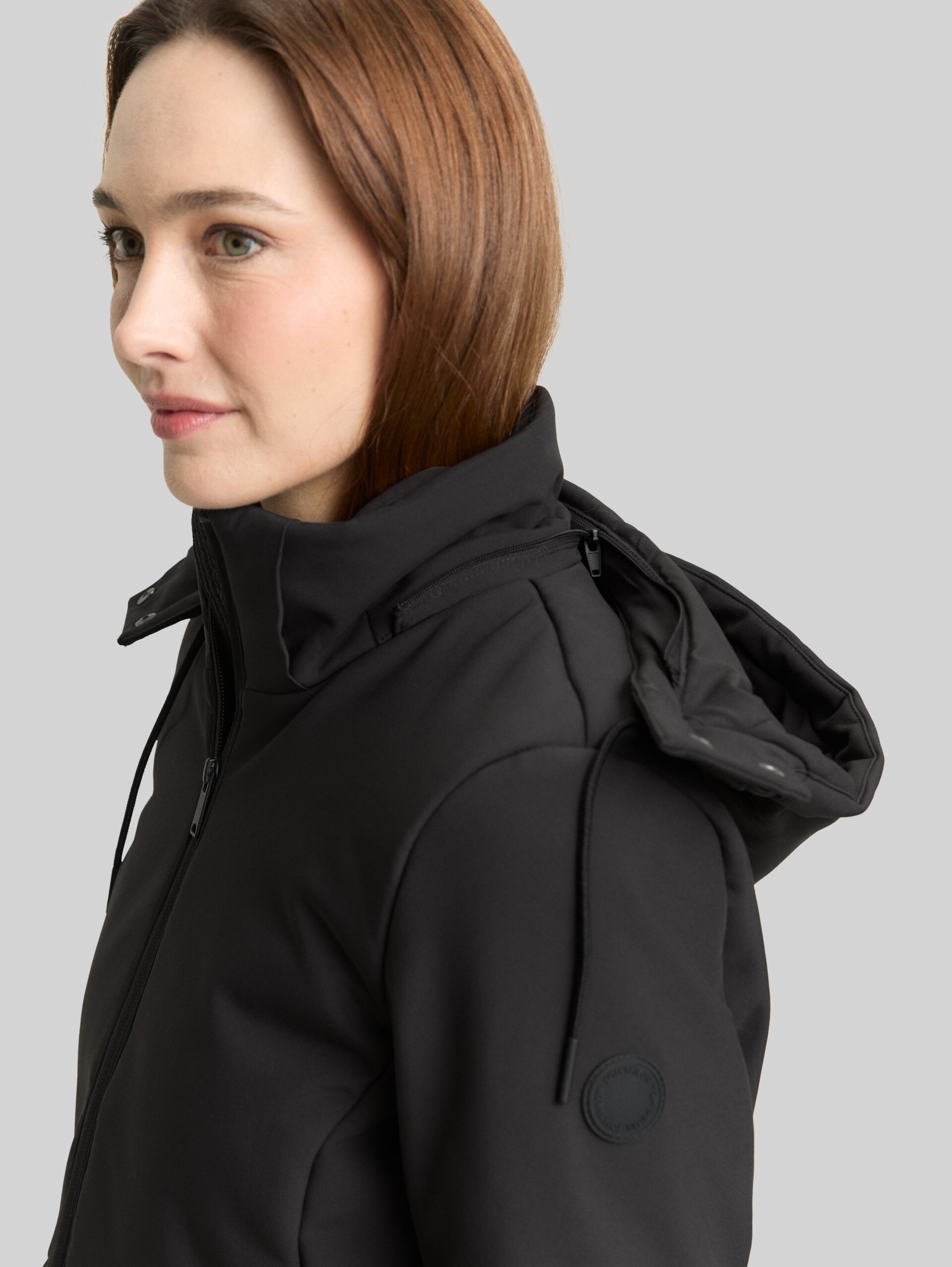 Softshell Hybrid Steppmantel mit Kapuze - deep black - Detail-Model-Ansicht