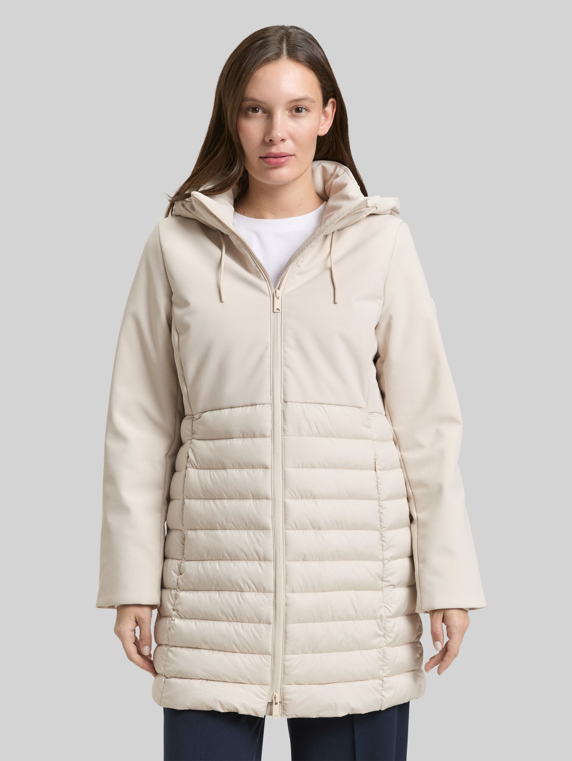 Softshell Hybrid Steppmantel mit Kapuze - sand stone beige - Model-Vorderansicht