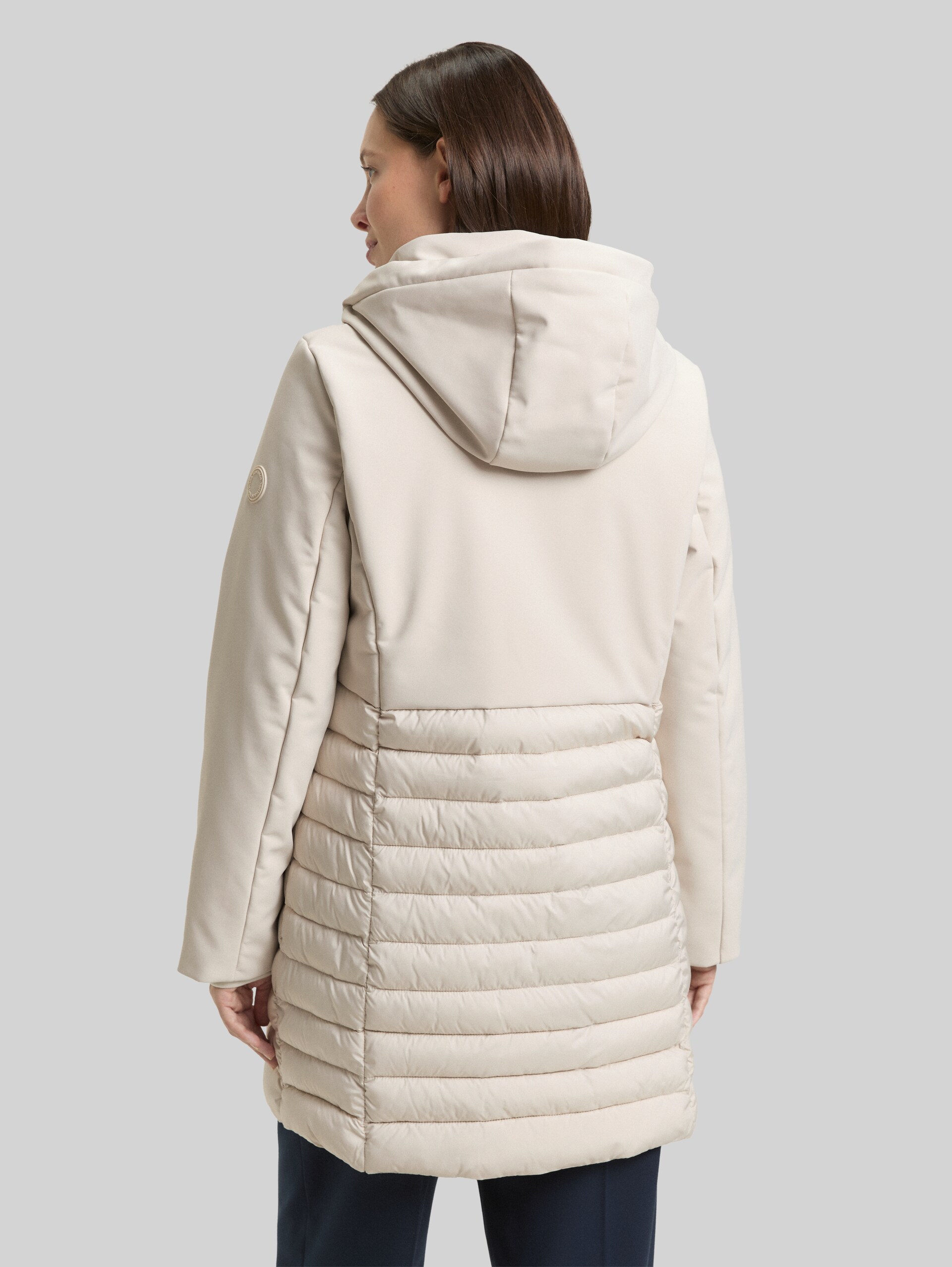 Softshell Hybrid Steppmantel mit Kapuze - sand stone beige - Model-Rückansicht