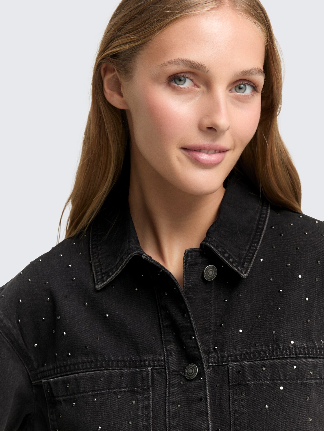 Jeansjacke mit Strass - black stone wash denim - Detail-Model-Ansicht