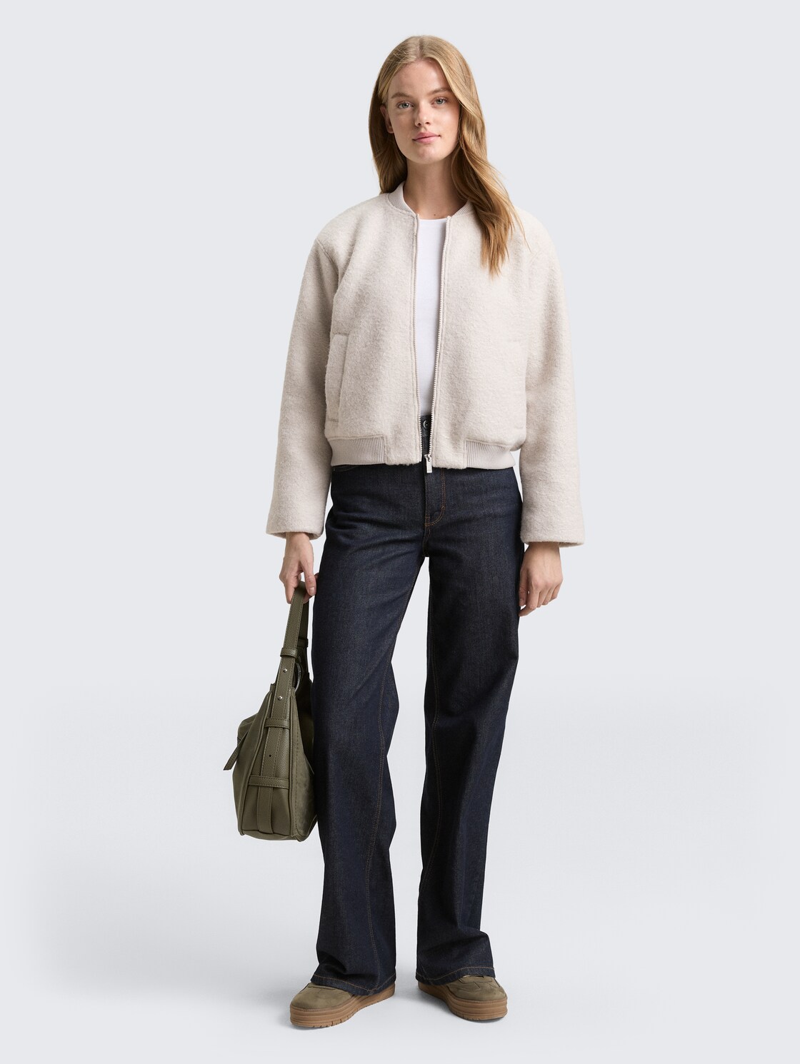 Bouclé Bomberjacke - cloud grey - seitliche Model-Ansicht