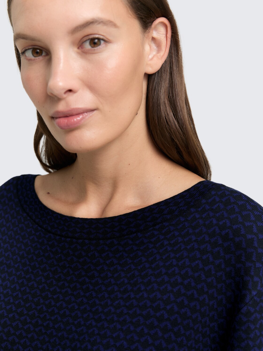 Loose Fit Jacquard Strickpullover - blue mini argyle - Detail-Model-Ansicht