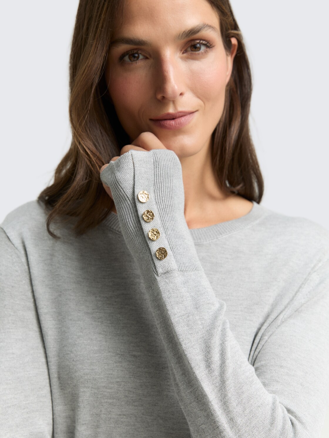 Strickpullover mit Knopf-Details - medium silver grey melange - Detail-Model-Ansicht