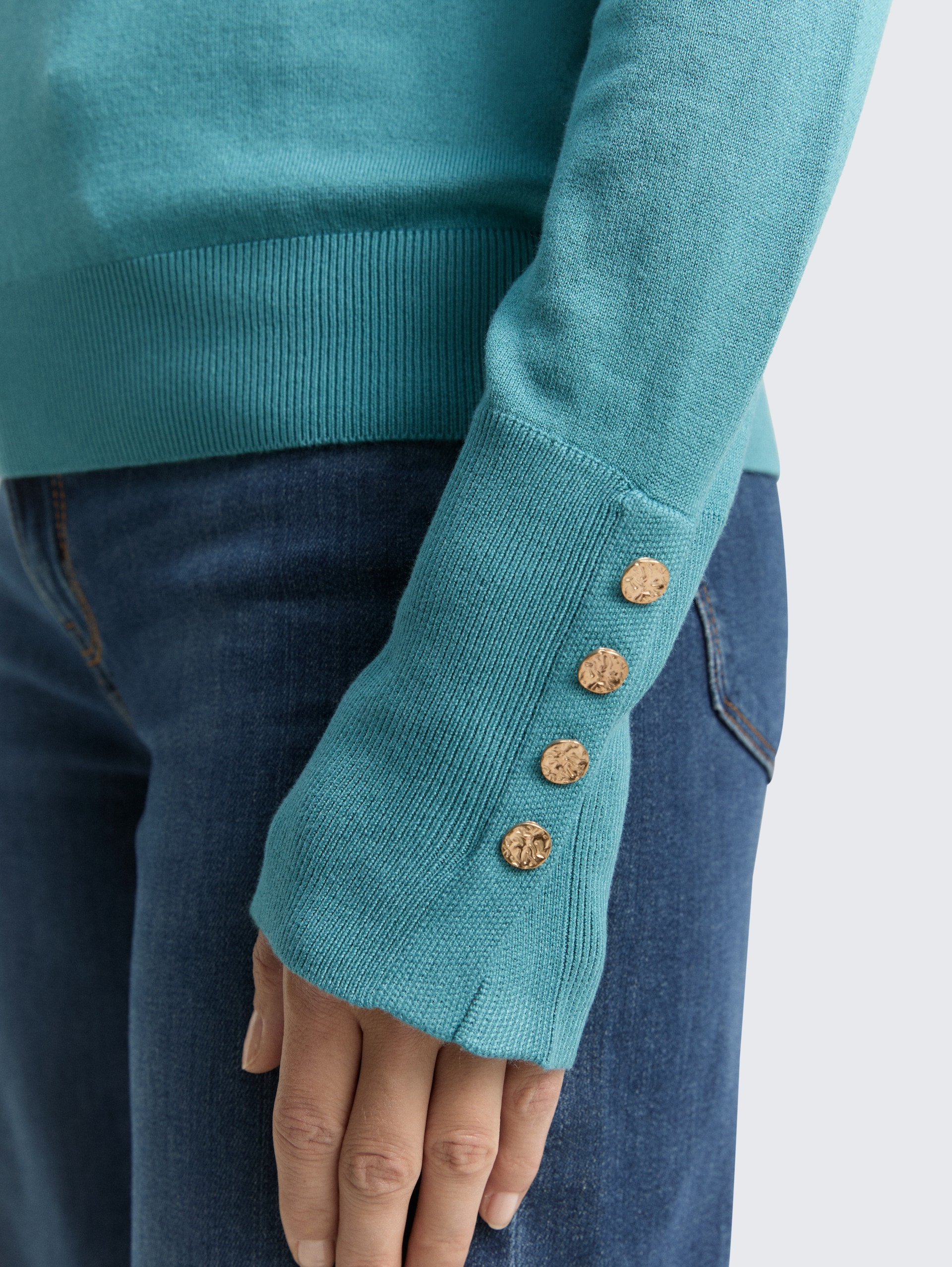 Strickpullover mit Knopf-Details - tropical teal - Detail-Model-Ansicht