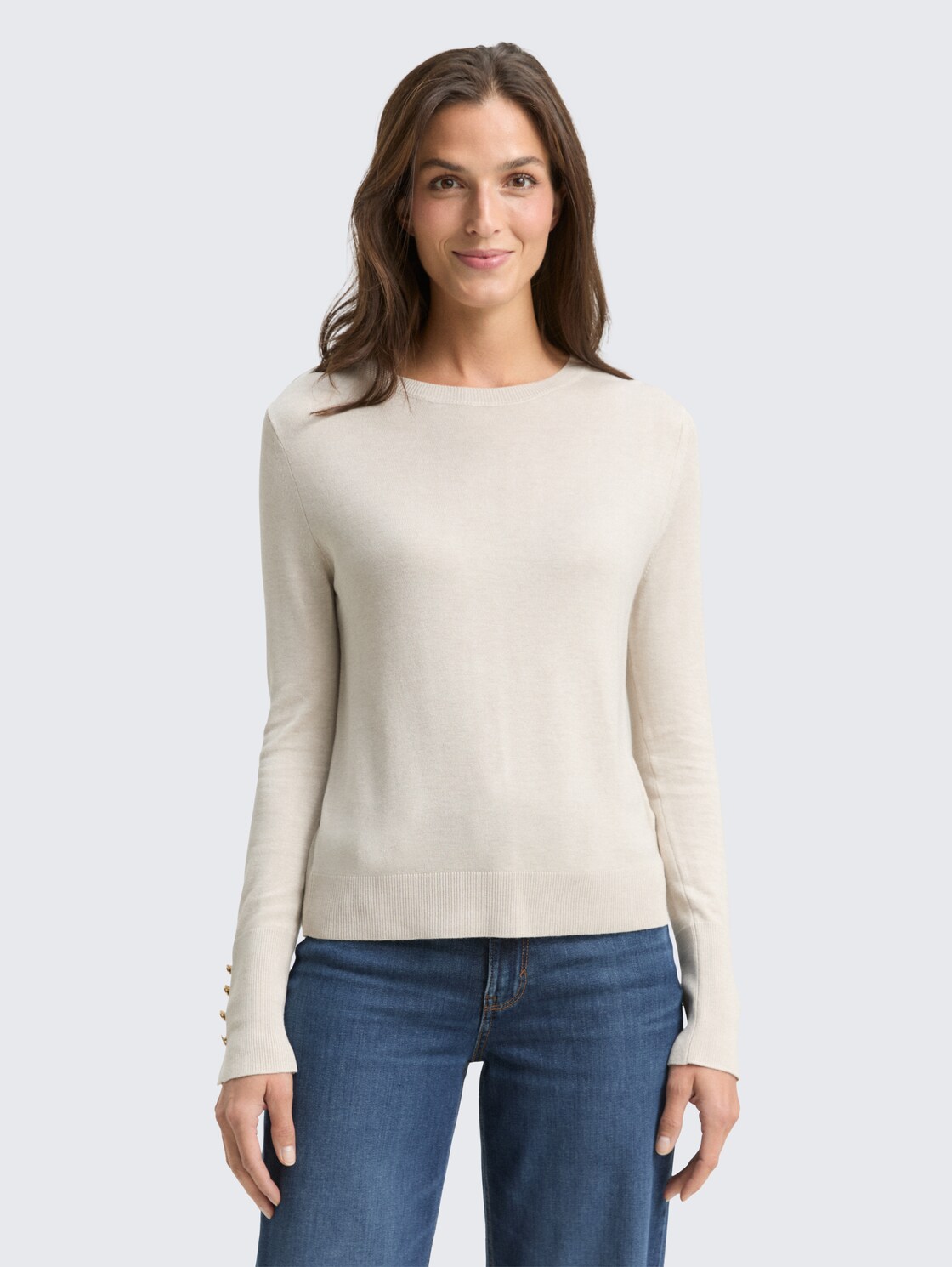 Strickpullover mit Knopf-Details - sand stone beige melange - Ausschnitt Model-Vorderansicht