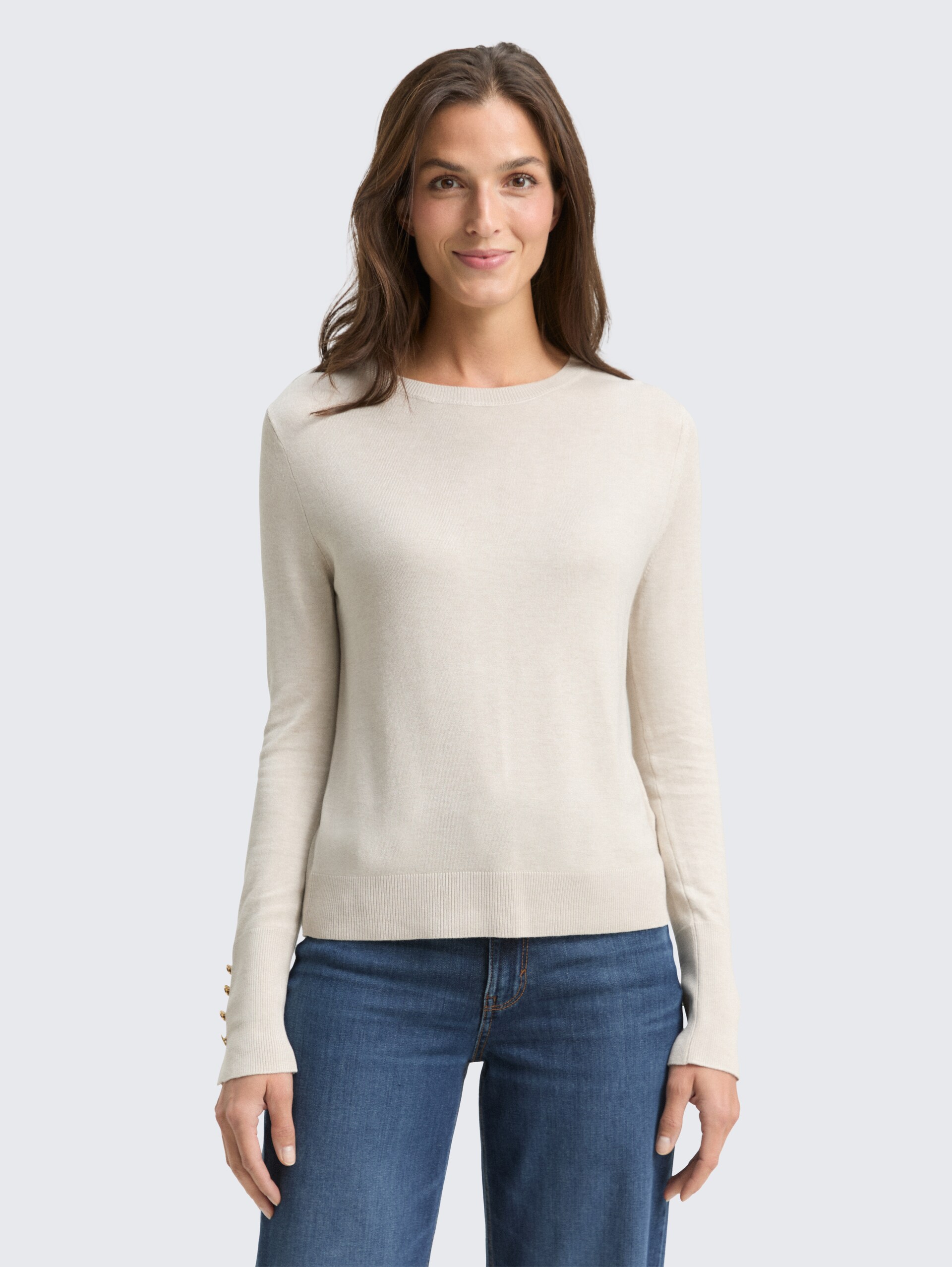 Strickpullover mit Knopf-Details - sand stone beige melange - Ausschnitt Model-Vorderansicht