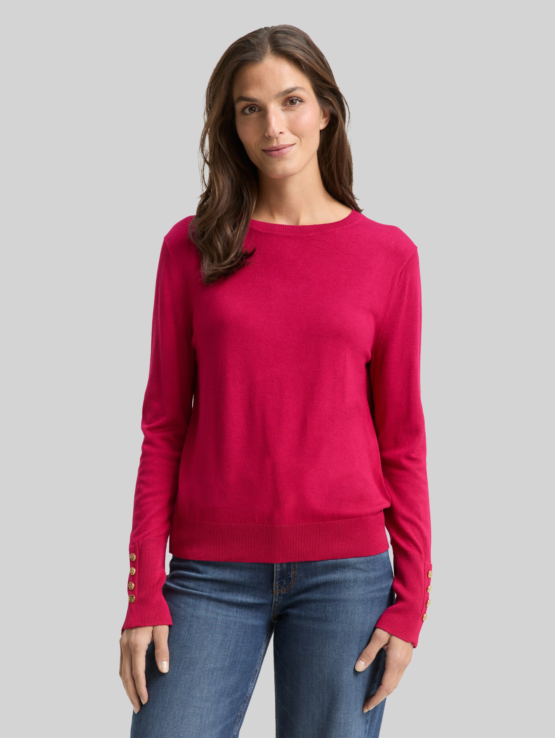 Strickpullover mit Knopf-Details - dark pink - Ausschnitt Model-Vorderansicht