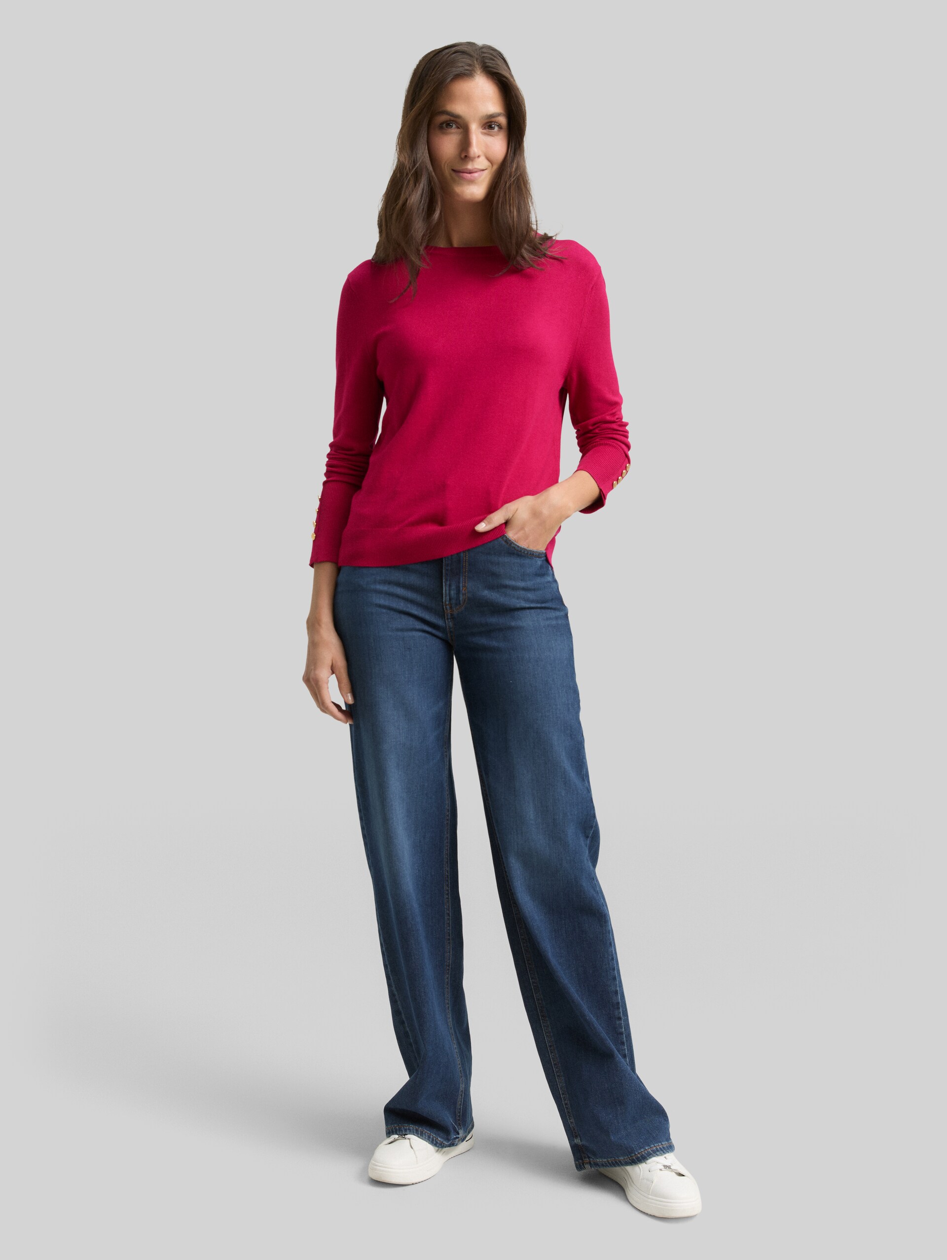 Strickpullover mit Knopf-Details - dark pink - Model-Vorderansicht