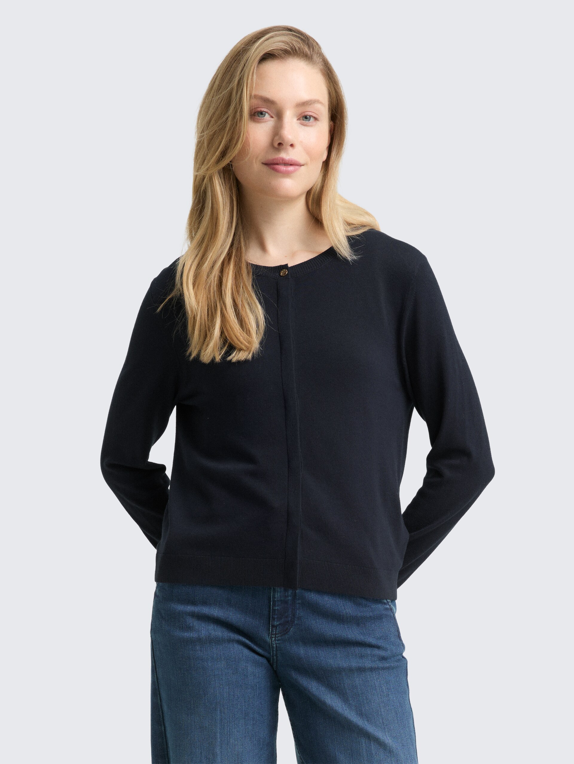 Cardigan mit verdeckter Knopfleiste - sky captain blue - Ausschnitt Model-Vorderansicht