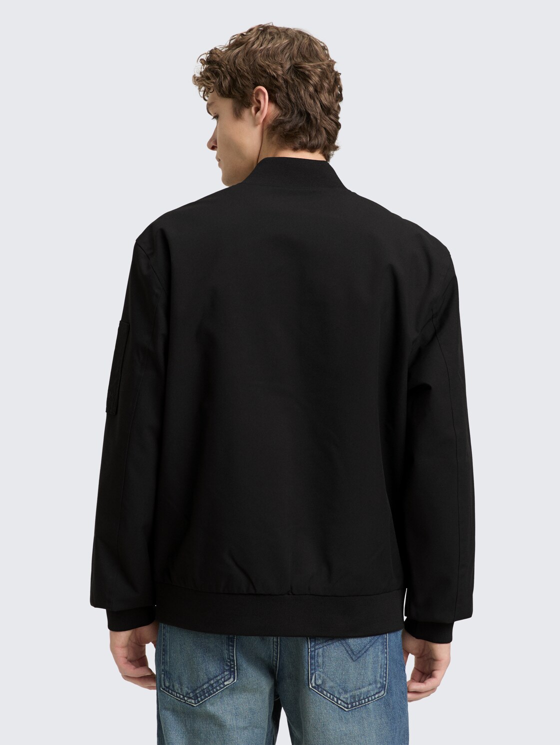 Bomberjacke aus wasserabweisendem Material - Black - Model-Rückansicht