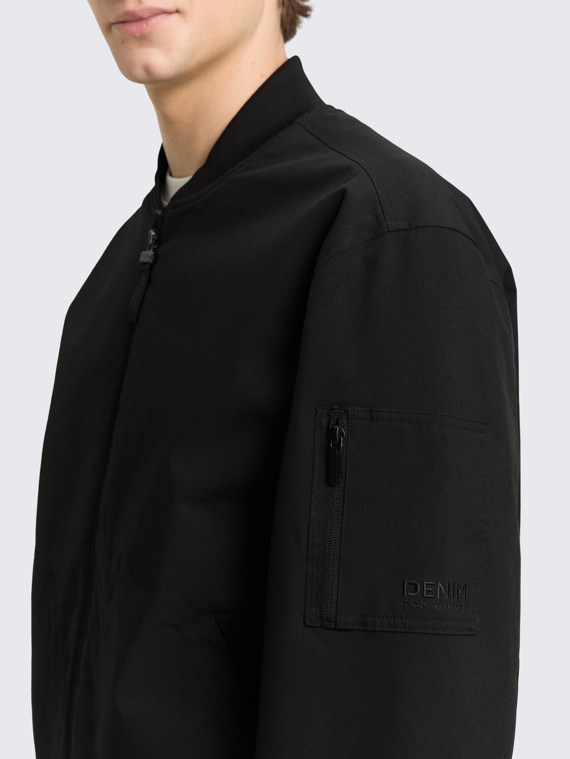 Bomberjacke aus wasserabweisendem Material - Black - Detail-Model-Ansicht