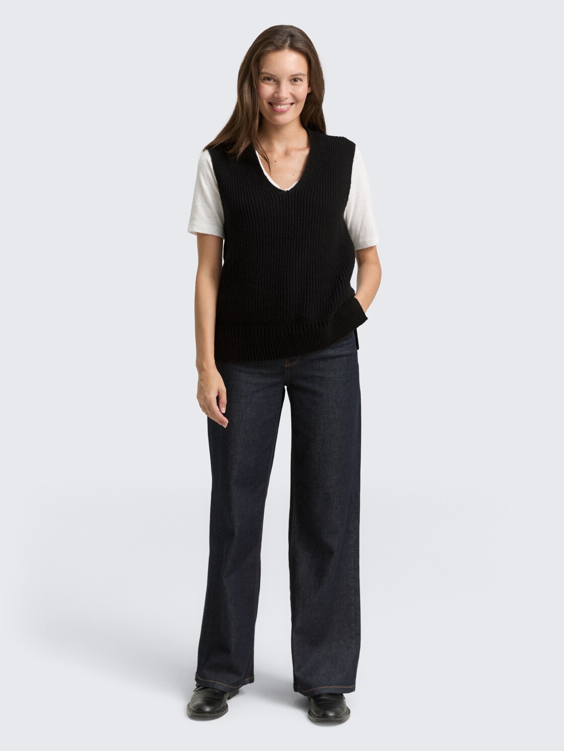 Pullunder mit V-Ausschnitt - deep black - Model-Vorderansicht