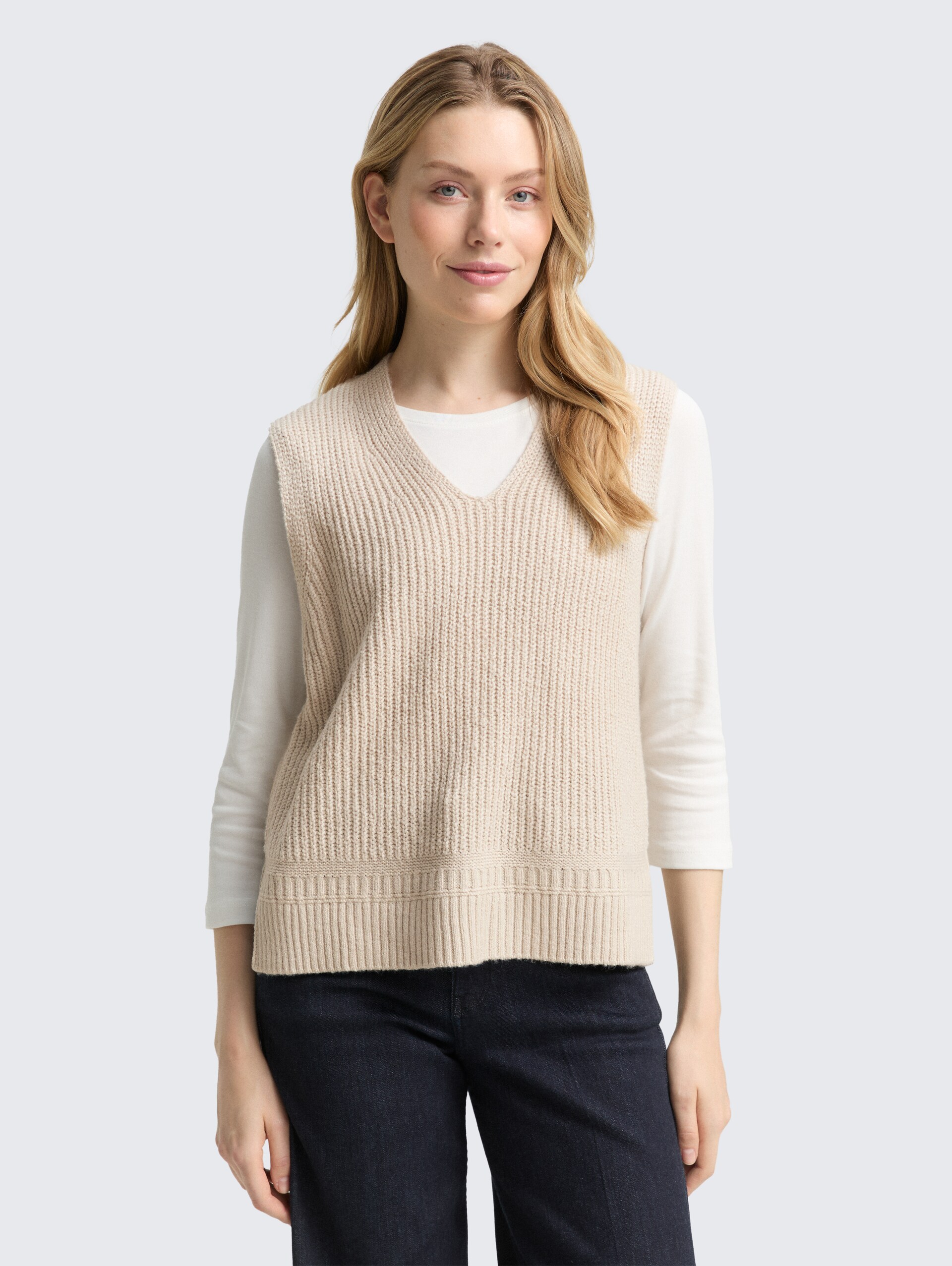 Pullunder mit V-Ausschnitt - sand stone beige melange - Ausschnitt Model-Vorderansicht