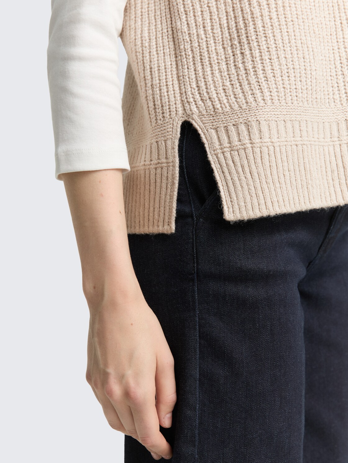 Pullunder mit V-Ausschnitt - sand stone beige melange - Detail-Model-Ansicht