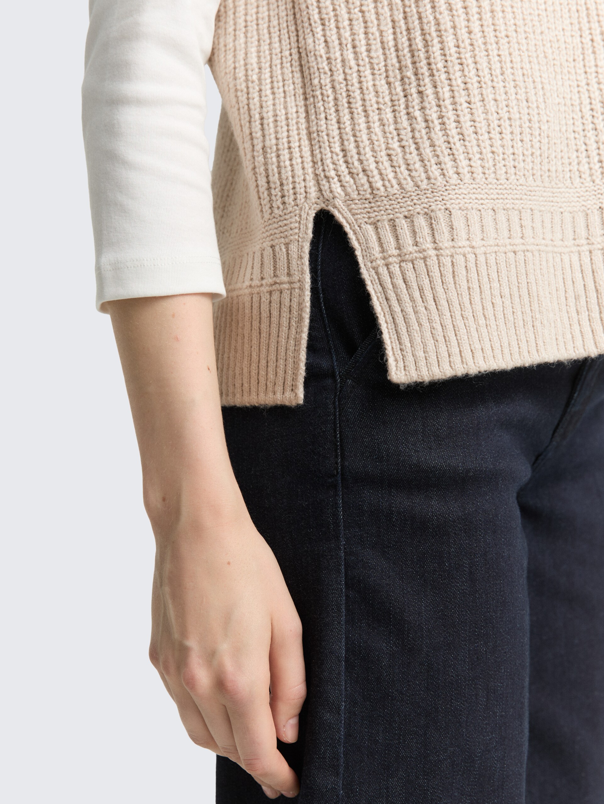 Pullunder mit V-Ausschnitt - sand stone beige melange - Detail-Model-Ansicht