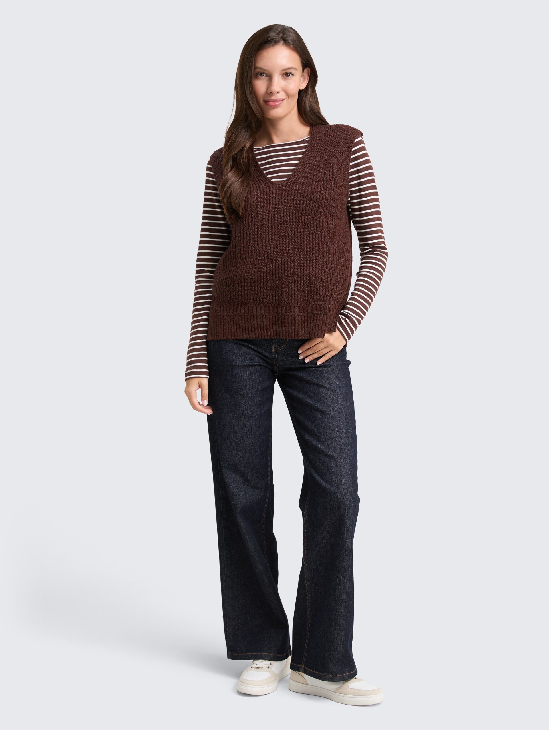 Pullunder mit V-Ausschnitt - dark pecan brown melange - Model-Vorderansicht
