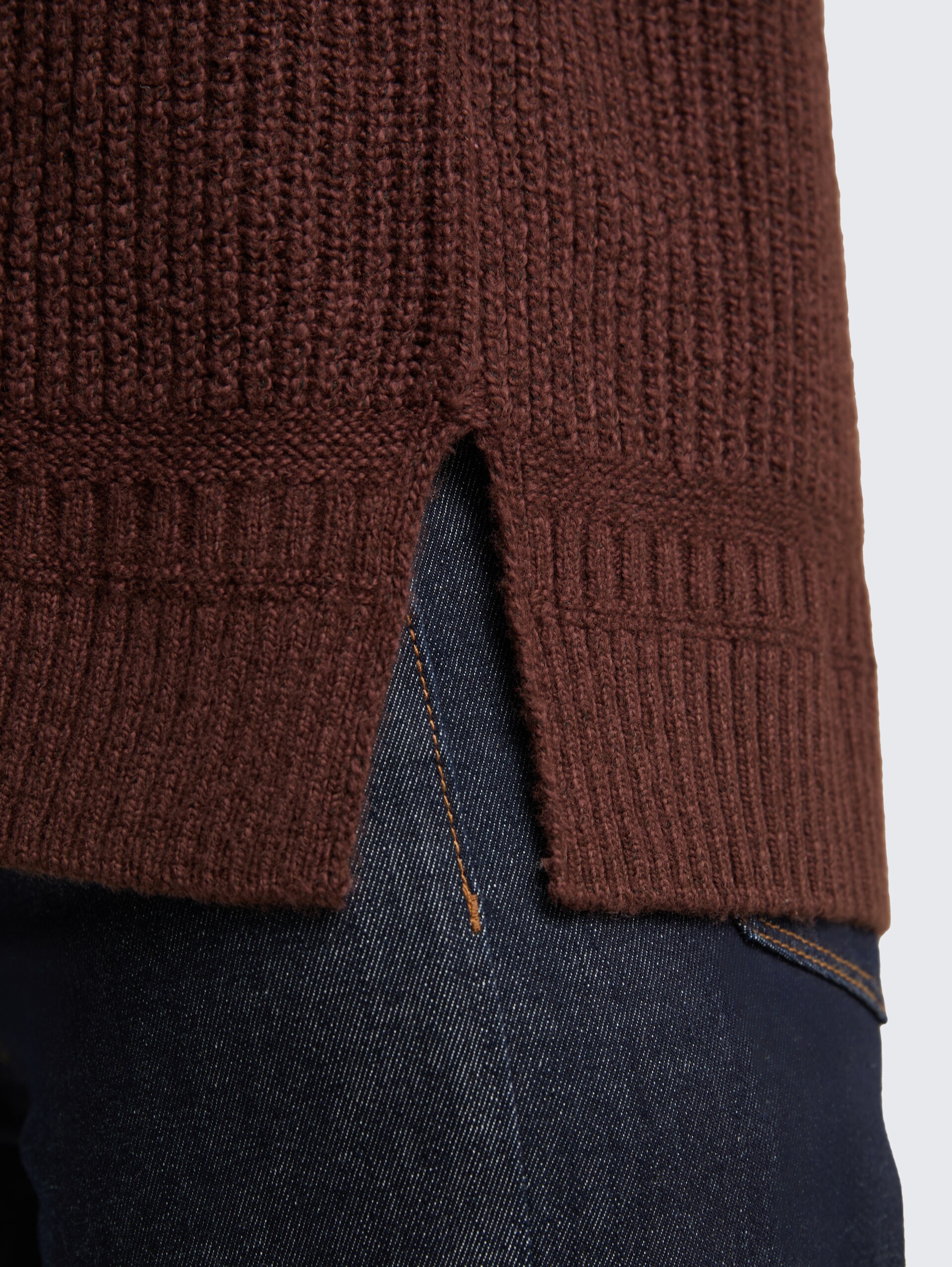 Pullunder mit V-Ausschnitt - dark pecan brown melange - Detail-Model-Ansicht