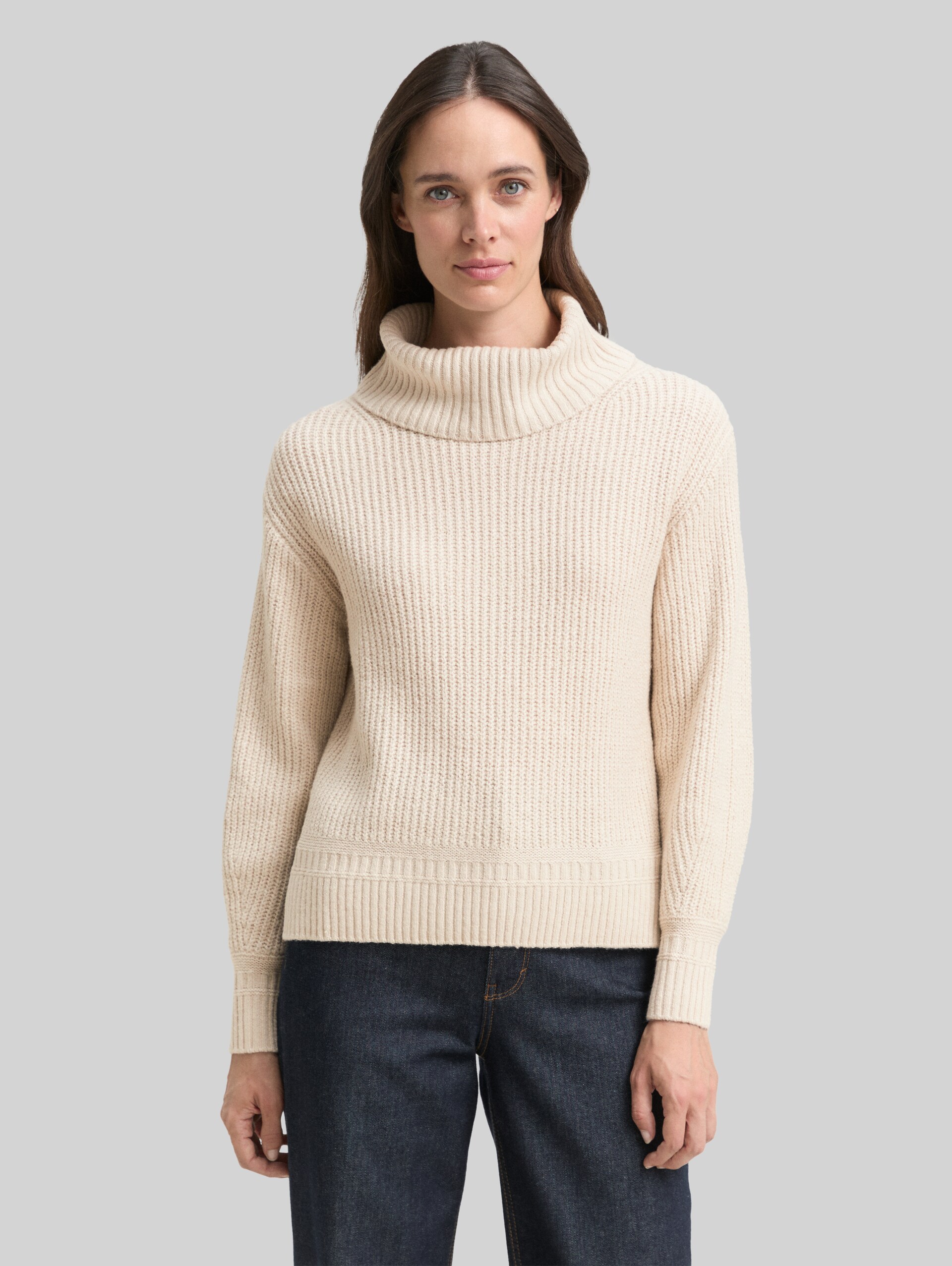 Loose Fit Rollkragenpullover - sand stone beige melange - Ausschnitt Model-Vorderansicht
