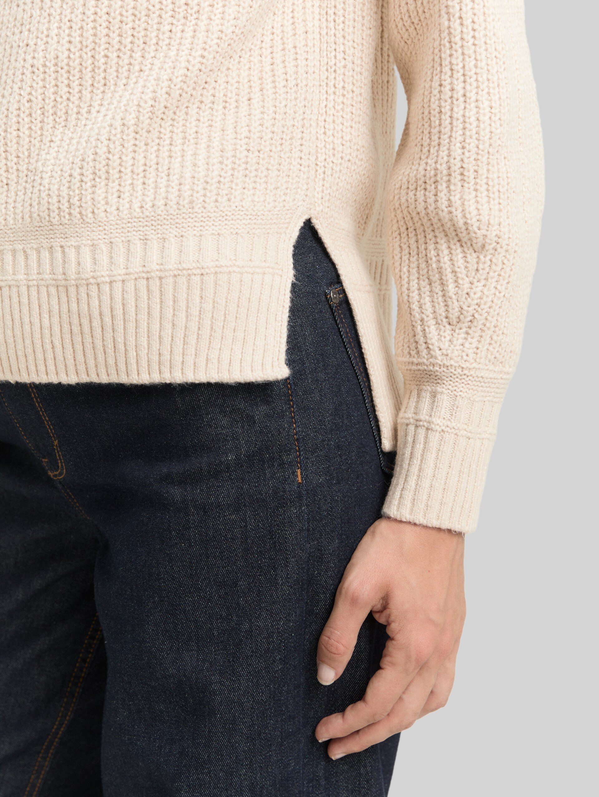 Loose Fit Rollkragenpullover - sand stone beige melange - Detail-Model-Ansicht