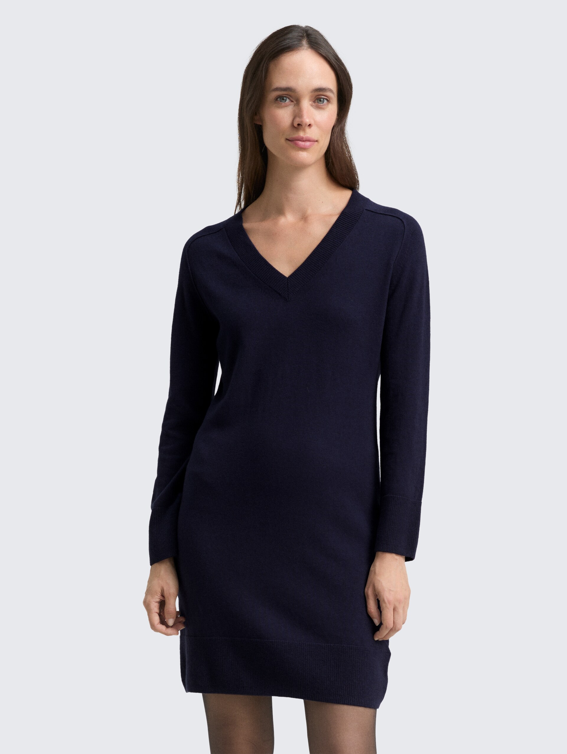 Strickkleid mit Kaschmir-Anteil - Knitted Navy Melange - Model-Vorderansicht