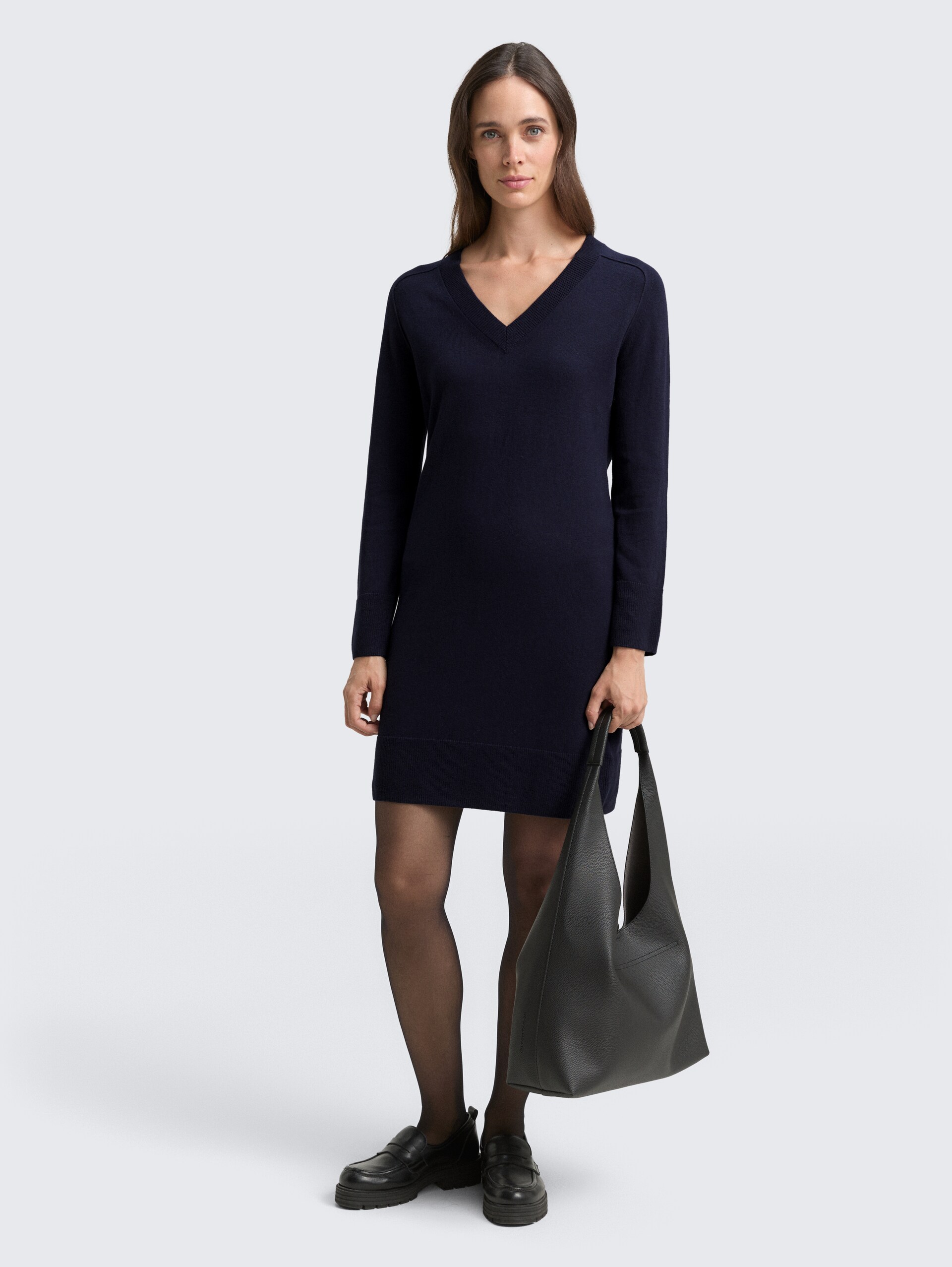 Strickkleid mit Kaschmir-Anteil - Knitted Navy Melange - seitliche Model-Ansicht