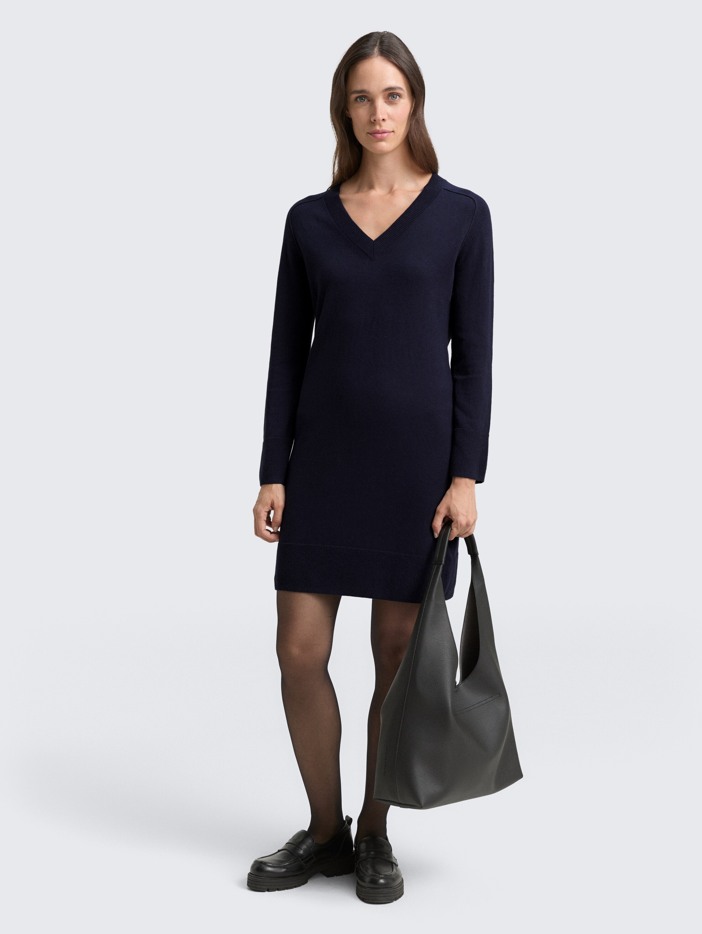 Strickkleid mit Kaschmir-Anteil - Knitted Navy Melange - seitliche Model-Ansicht