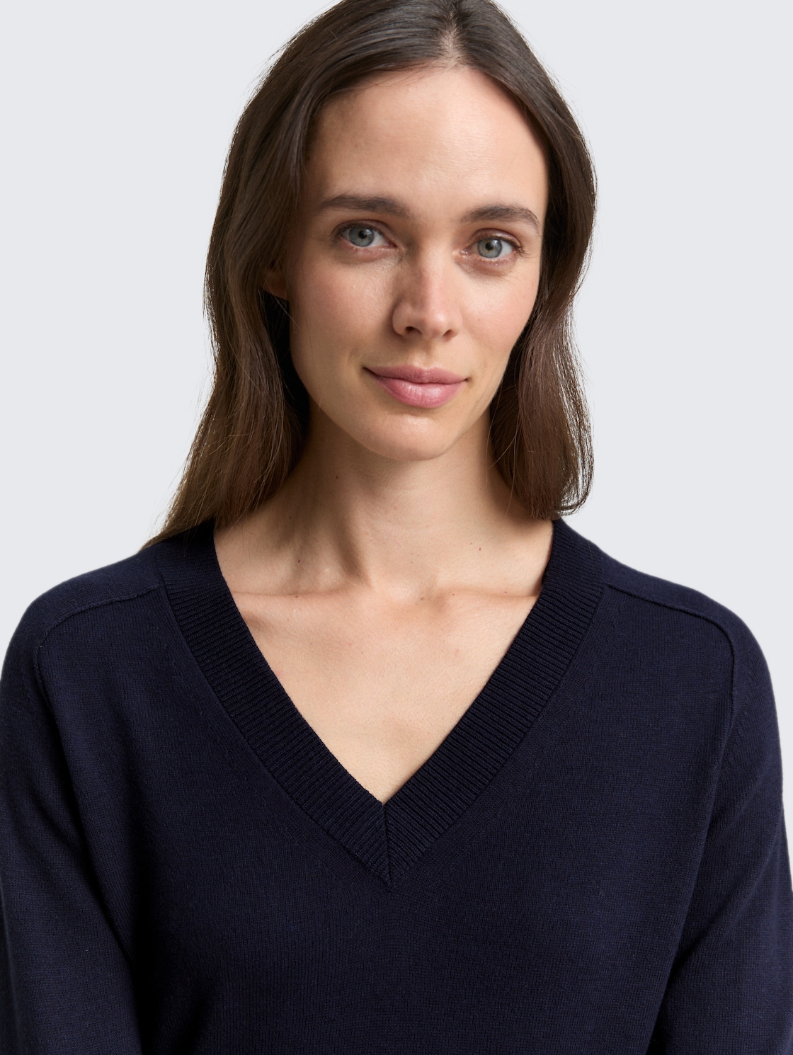 Strickkleid mit Kaschmir-Anteil - Knitted Navy Melange - Detail-Model-Ansicht