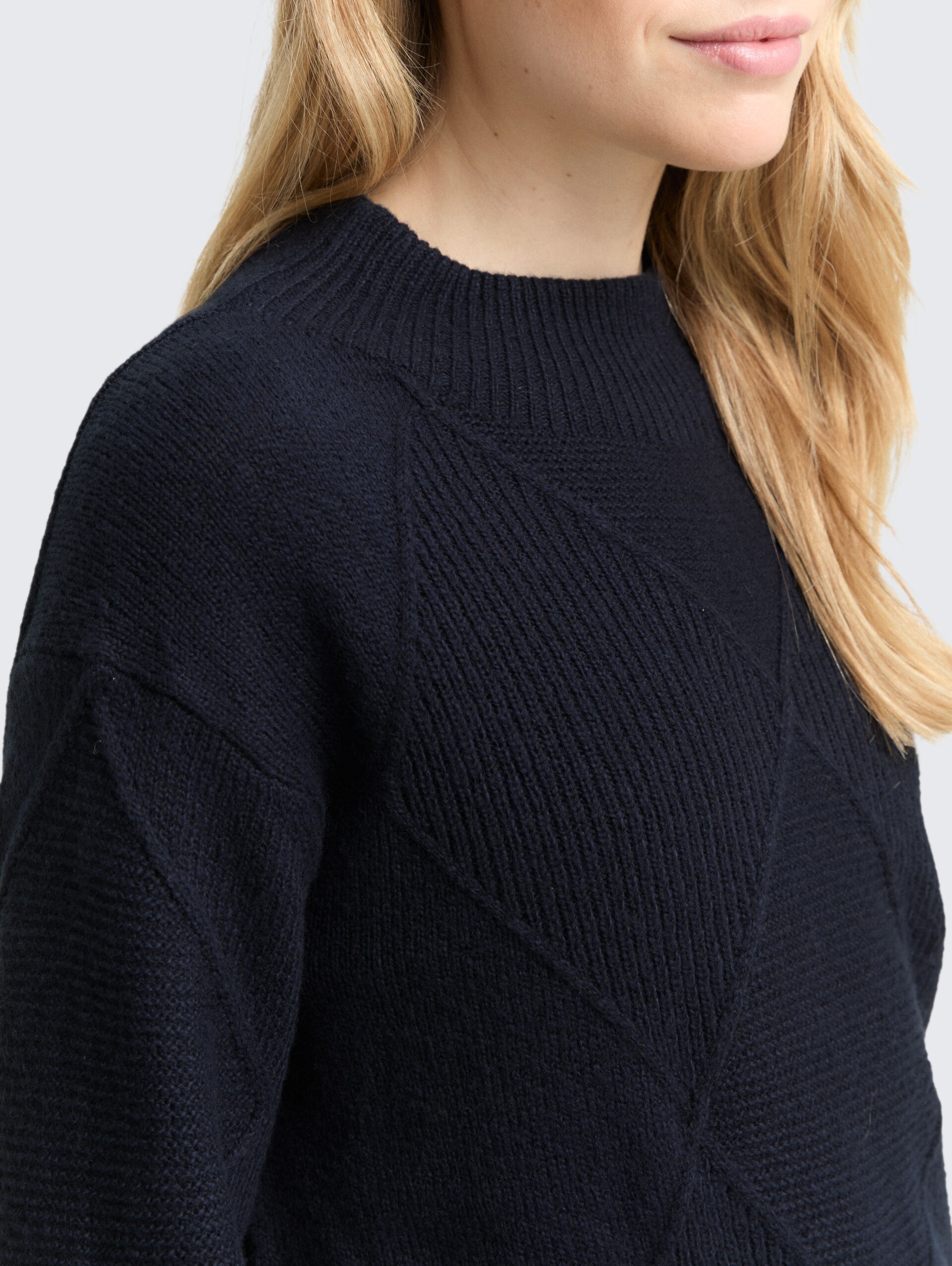 Loose Fit Strickpullover mit Stehkragen - sky captain blue - Detail-Model-Ansicht