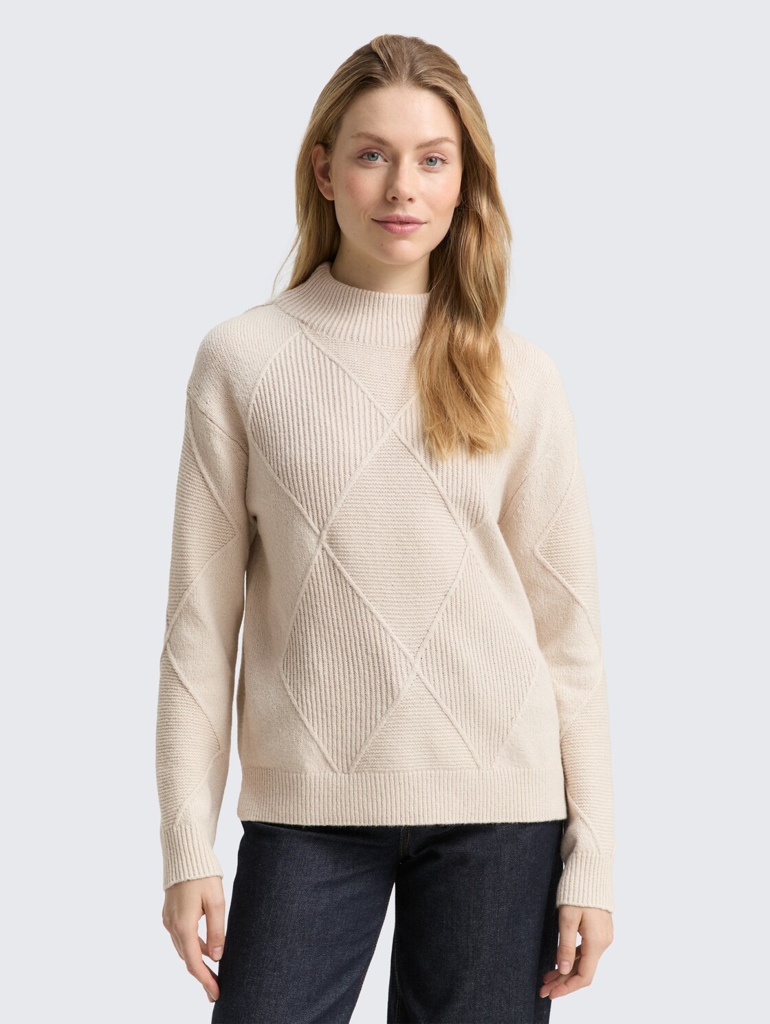 Loose Fit Strickpullover mit Stehkragen - sand stone beige - Ausschnitt Model-Vorderansicht