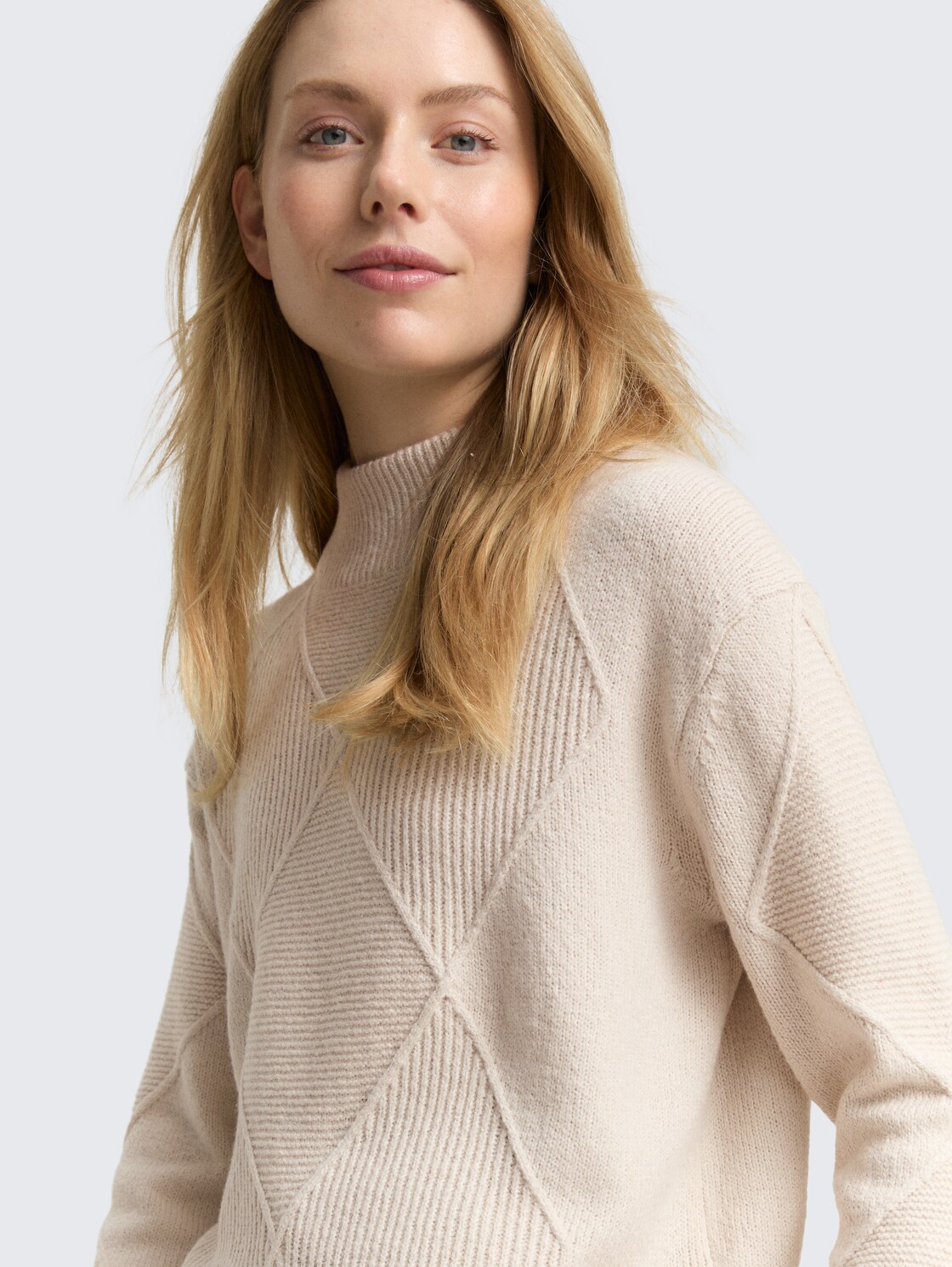 Loose Fit Strickpullover mit Stehkragen - sand stone beige - Detail-Model-Ansicht