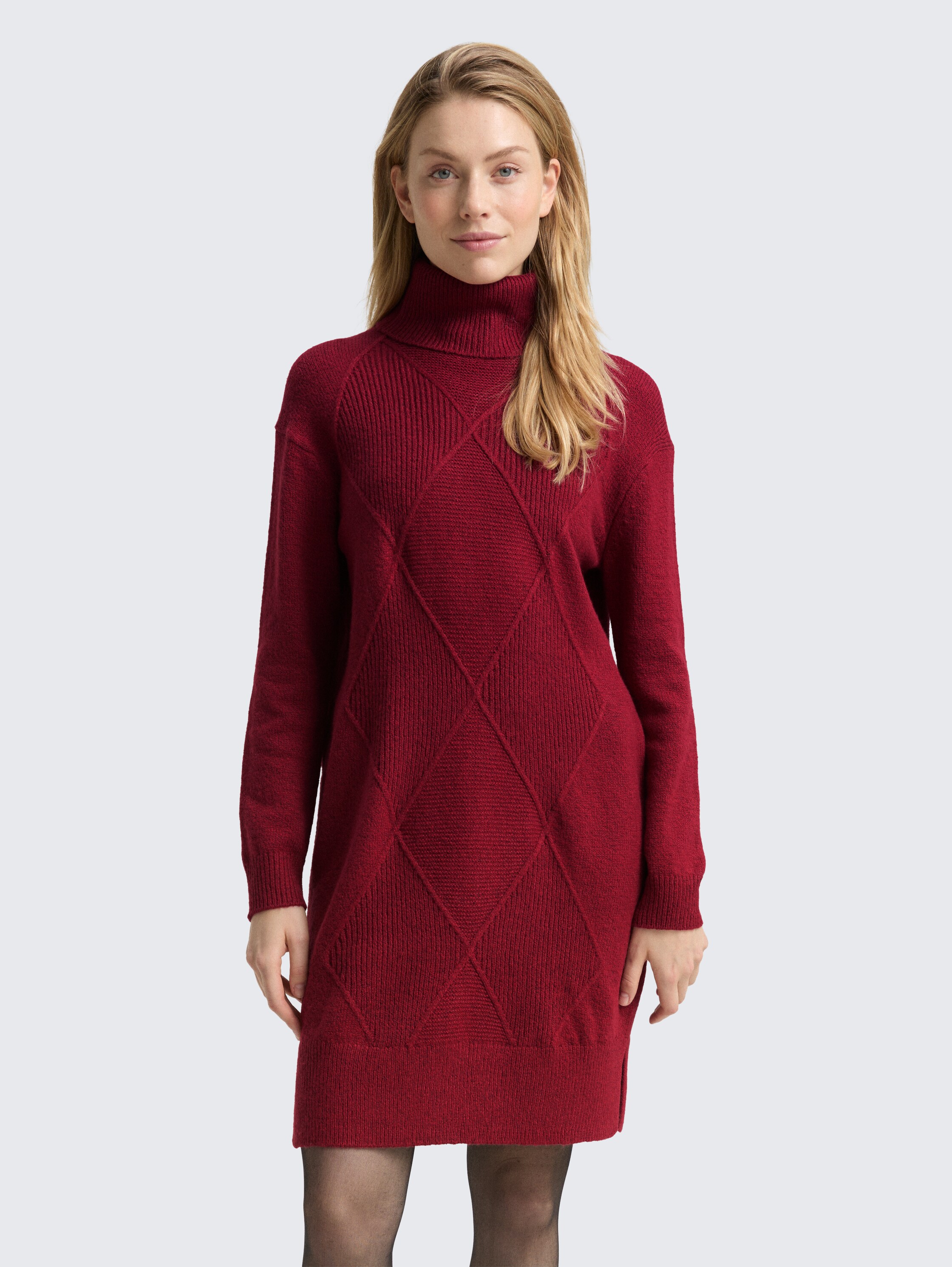 Loose fit knitted dress - rumba red melange - Model front view