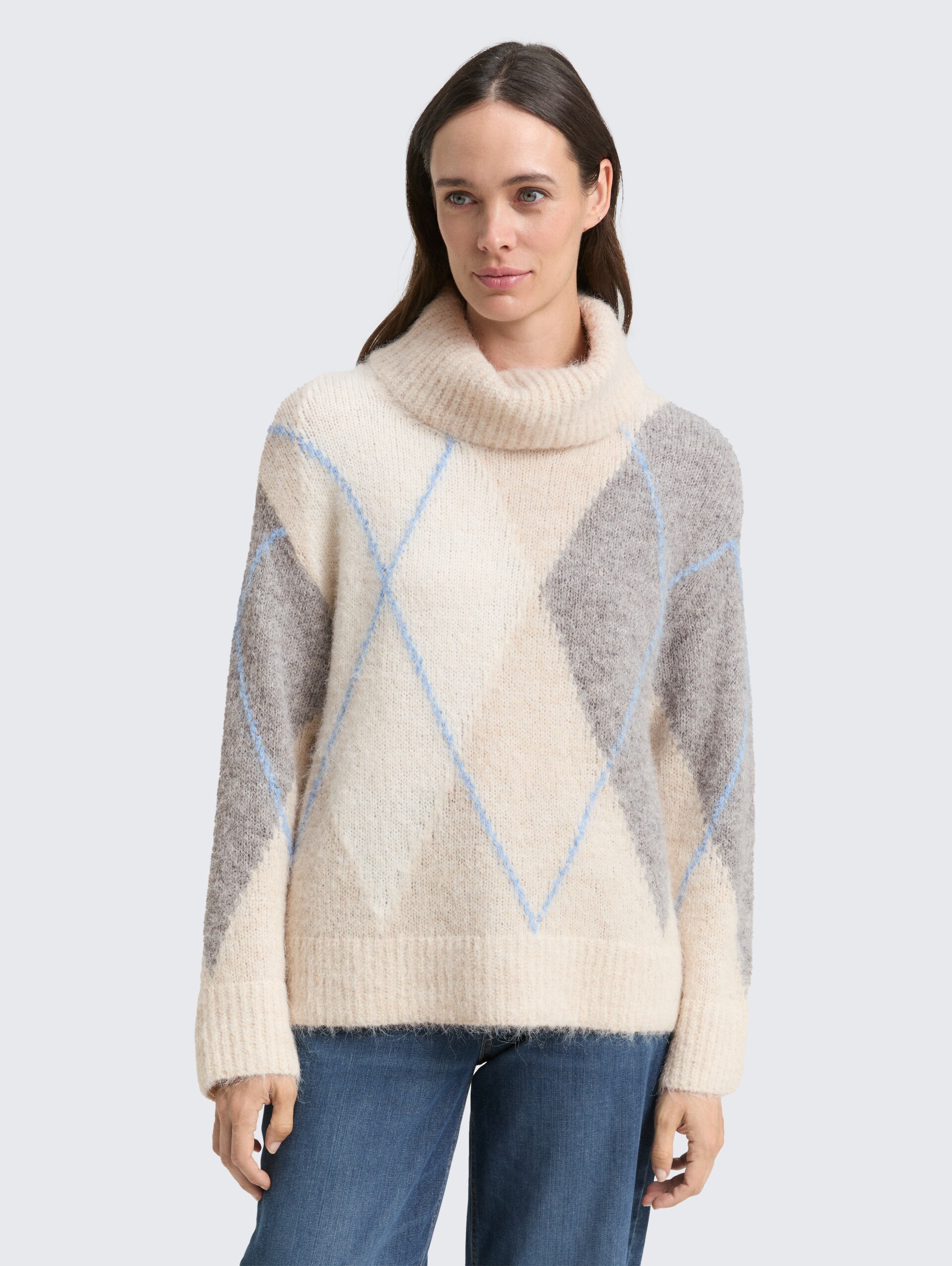 Oversize Rollkragenpullover mit Wollanteil - beige grey argyle knit design - Ausschnitt Model-Vorderansicht