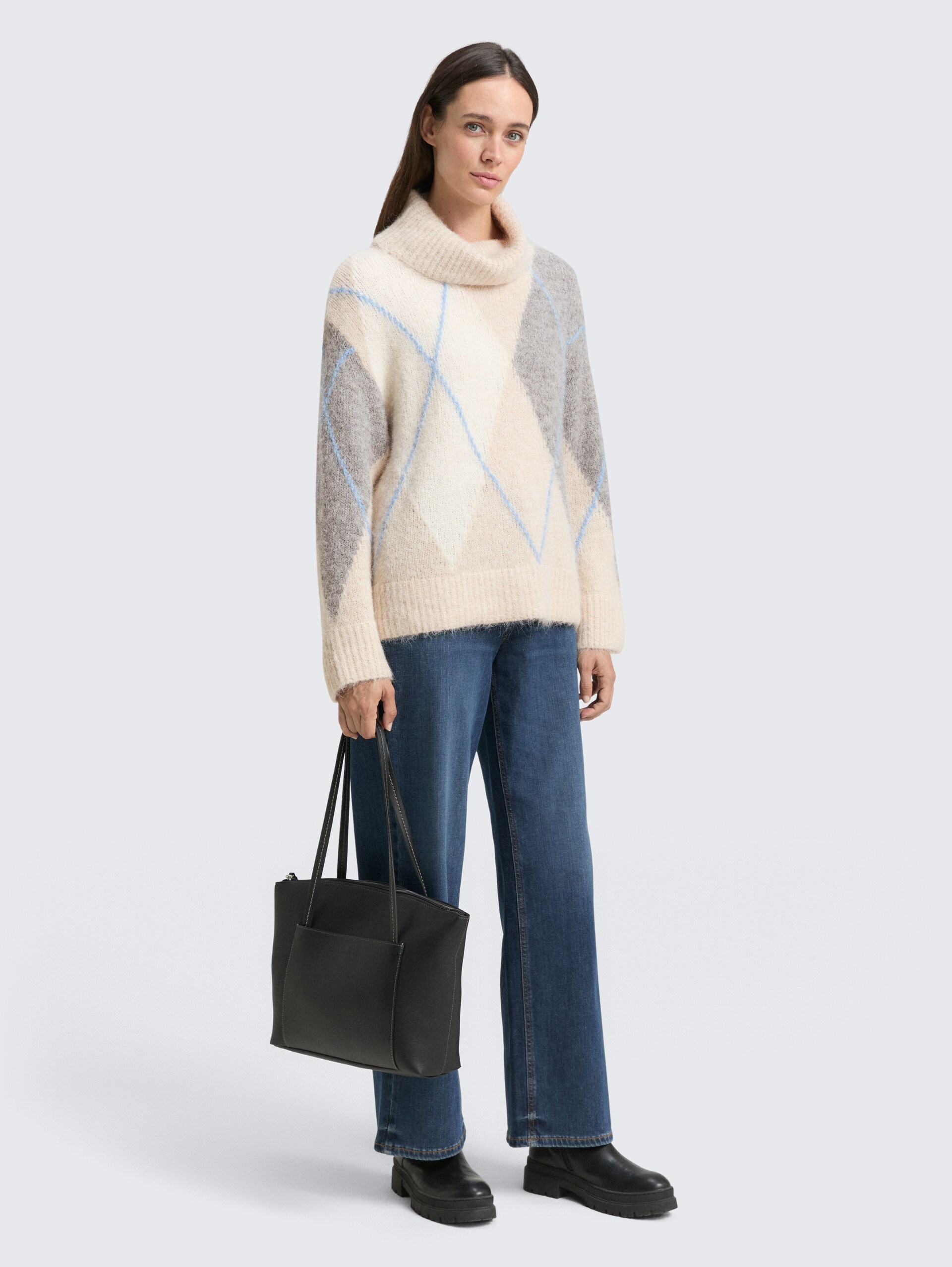 Oversize Rollkragenpullover mit Wollanteil - beige grey argyle knit design - Model-Vorderansicht