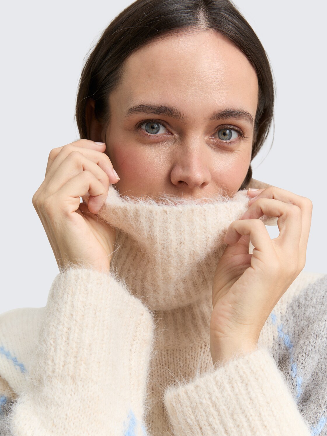 Oversize Rollkragenpullover mit Wollanteil - beige grey argyle knit design - Detail-Model-Ansicht
