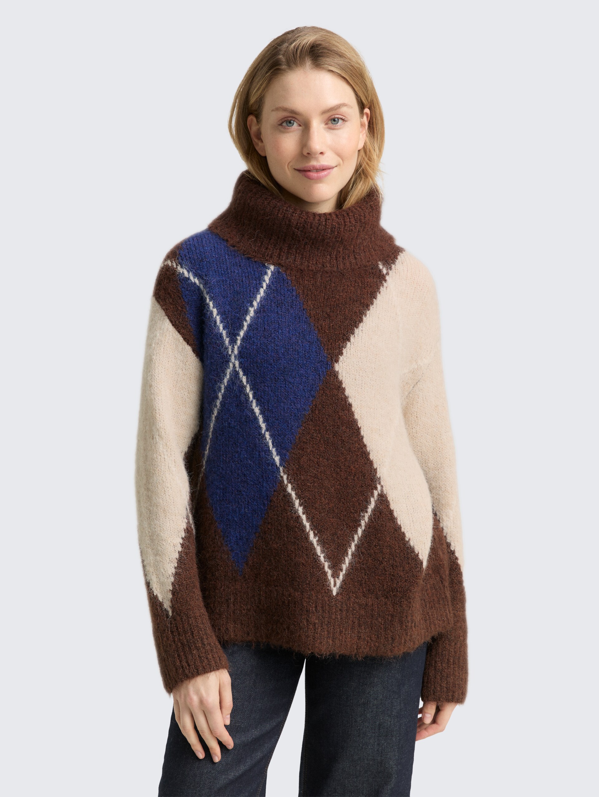 Oversize Rollkragenpullover mit Wollanteil - brown blue argyle knit dsign - Ausschnitt Model-Vorderansicht