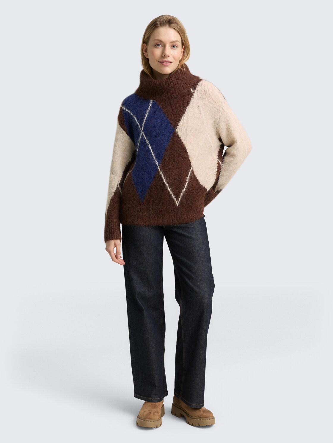 Oversize Rollkragenpullover mit Wollanteil - brown blue argyle knit dsign - Model-Vorderansicht