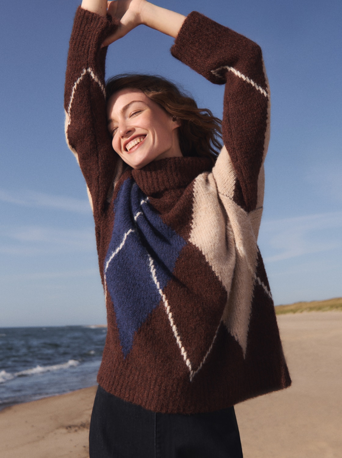 Oversize Rollkragenpullover mit Wollanteil von Women, brown blue argyle knit dsign