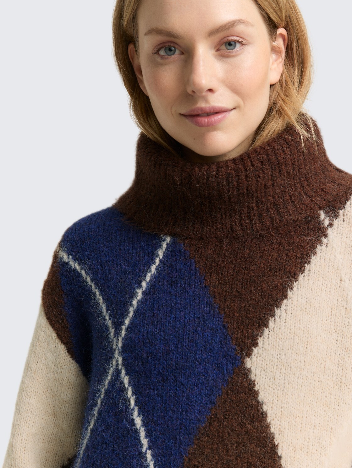 Oversize Rollkragenpullover mit Wollanteil - brown blue argyle knit dsign - Detail-Model-Ansicht