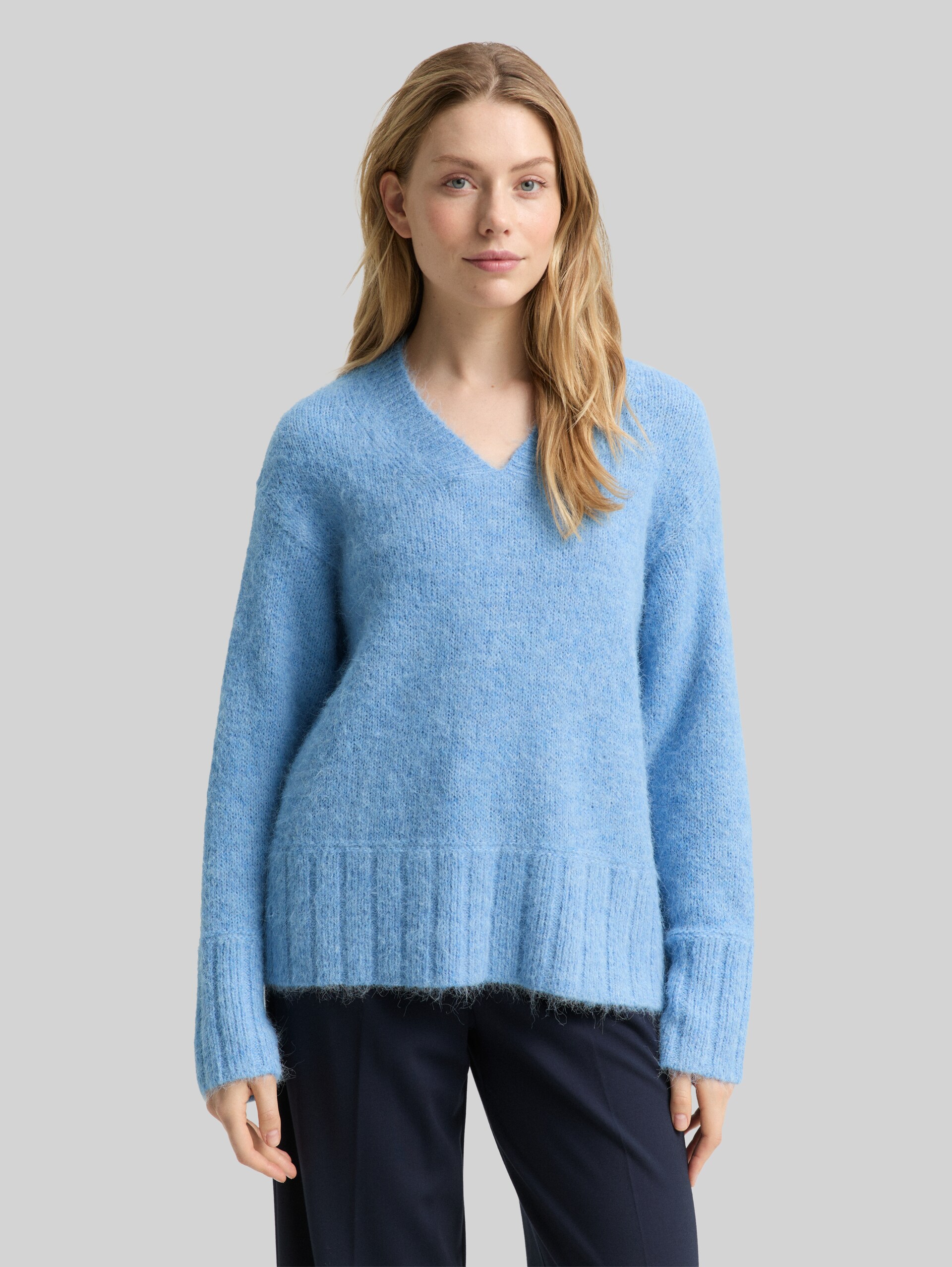 Oversized knitted jumper with wool content - light fjord blue melange - Neckline model front view