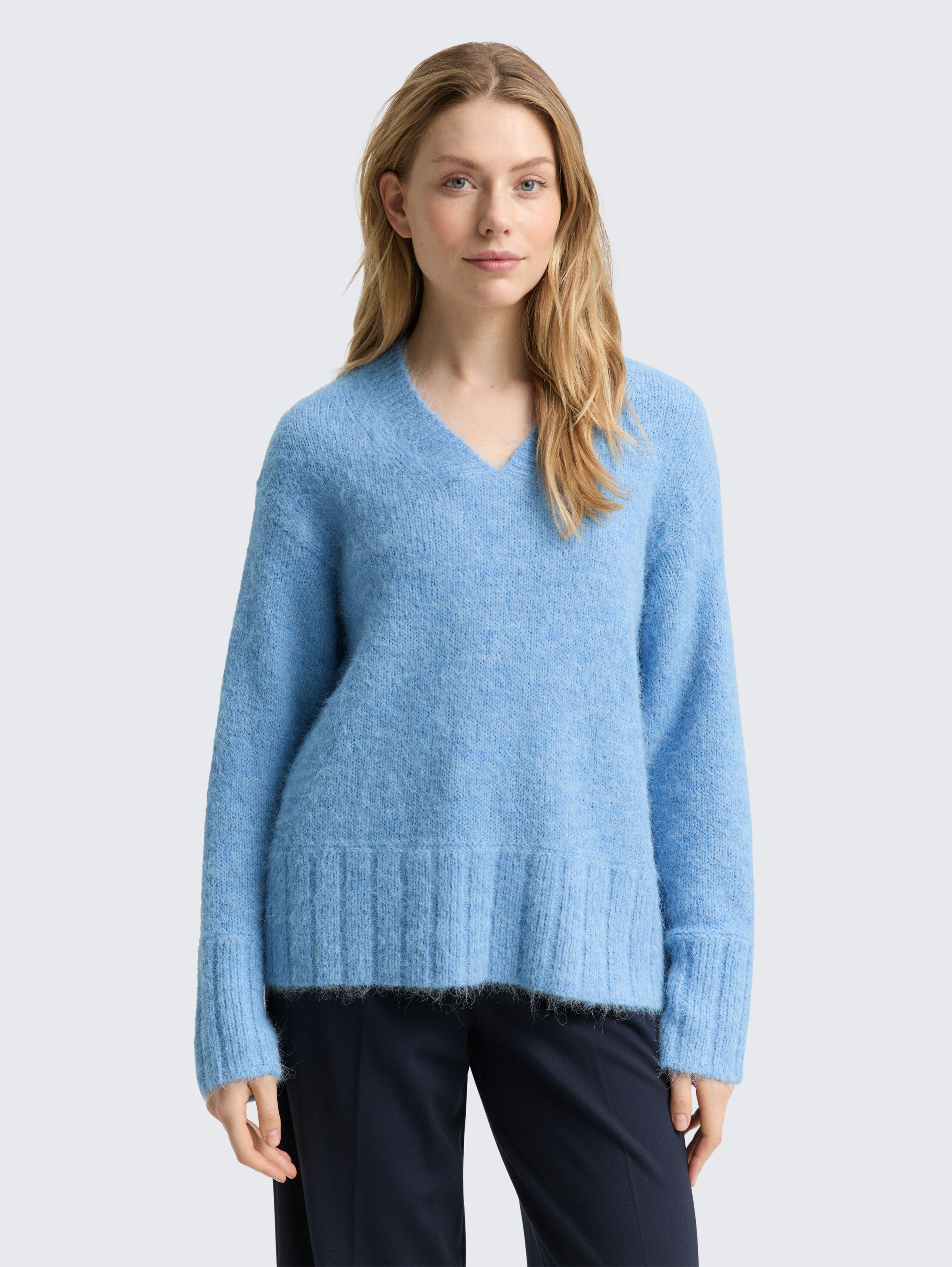 Oversize Strickpullover mit Wollanteil - light fjord blue melange - Ausschnitt Model-Vorderansicht