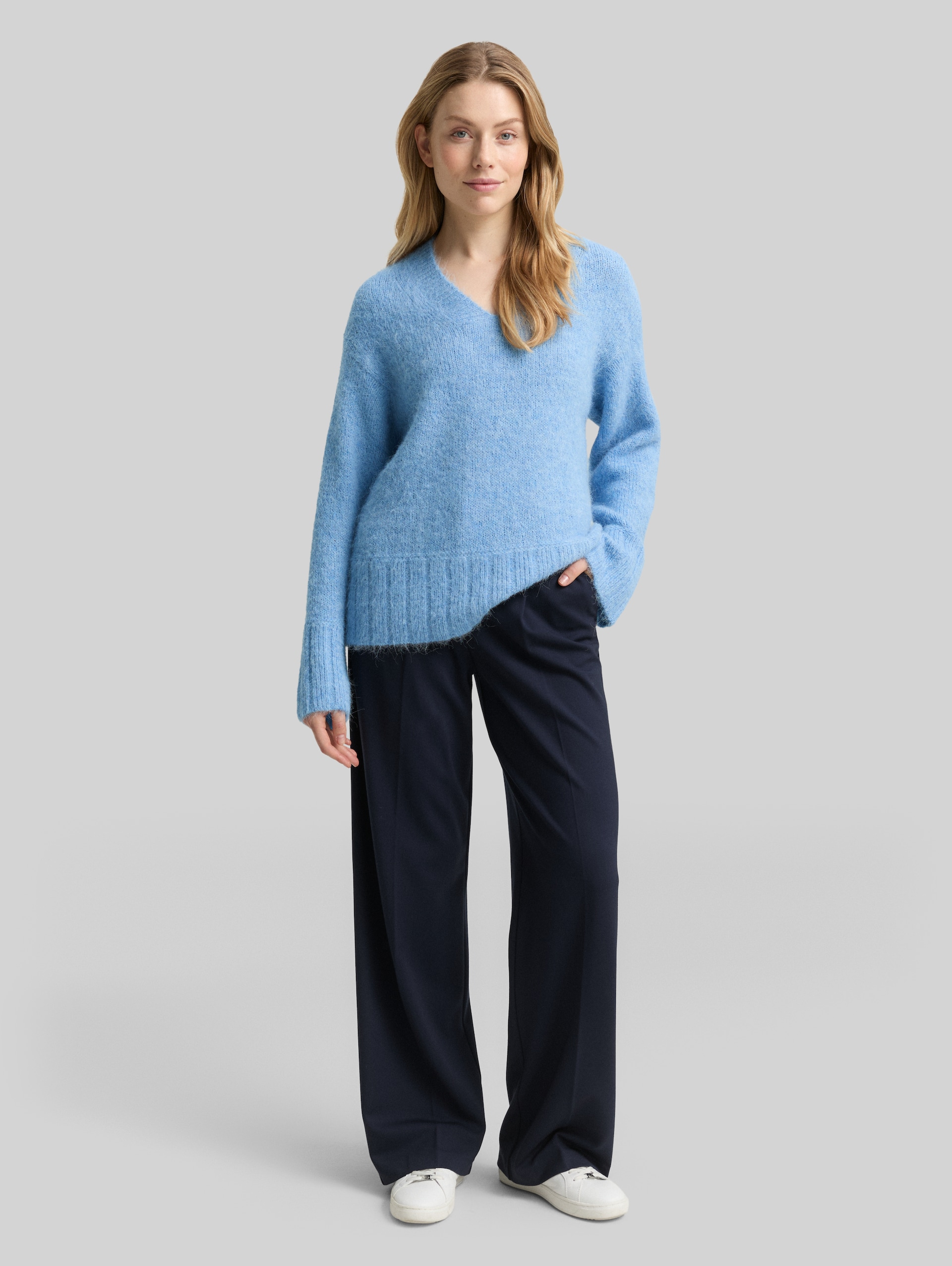 Oversized knitted jumper with wool content - light fjord blue melange - Model front view