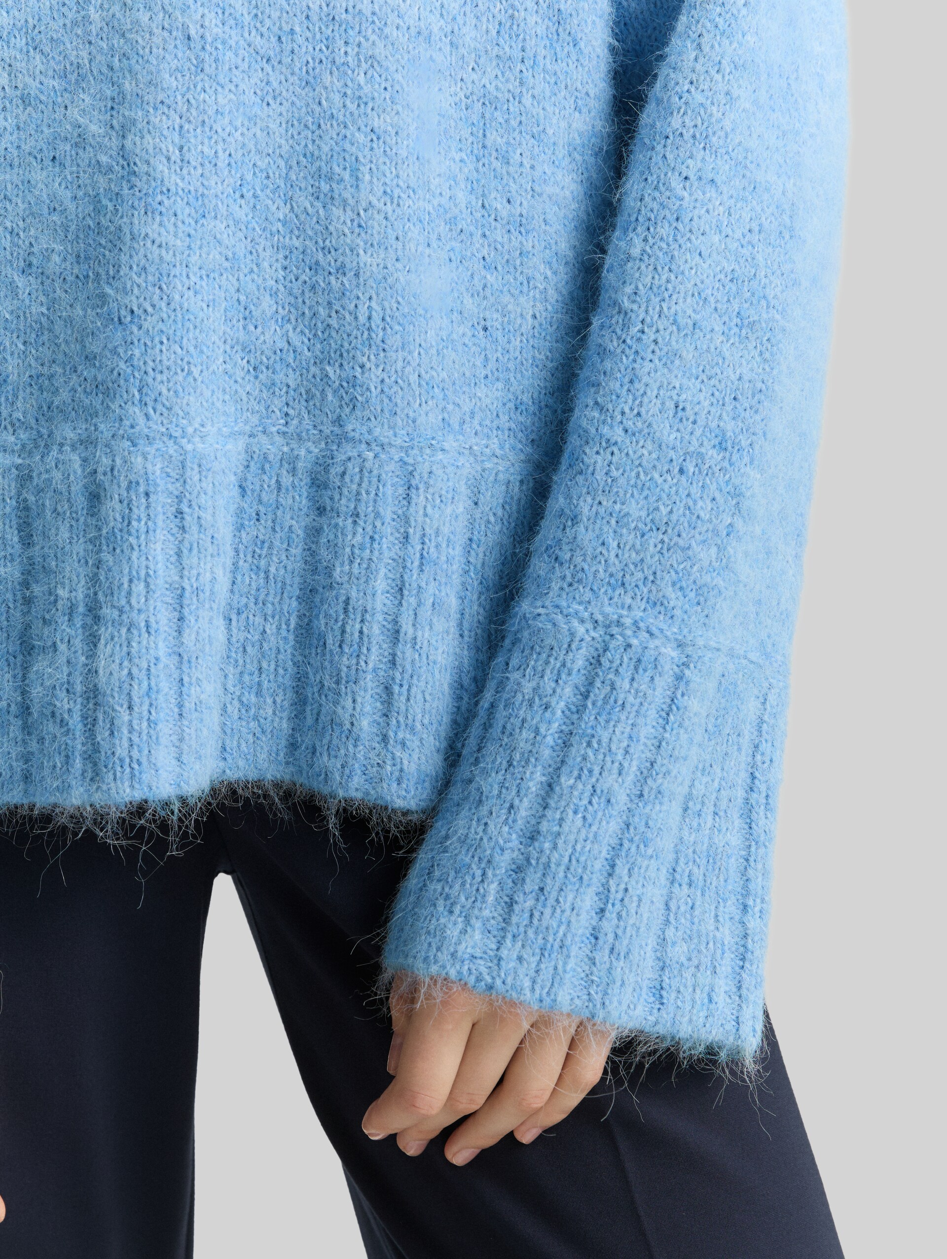 Oversized knitted jumper with wool content - light fjord blue melange - Detail model view