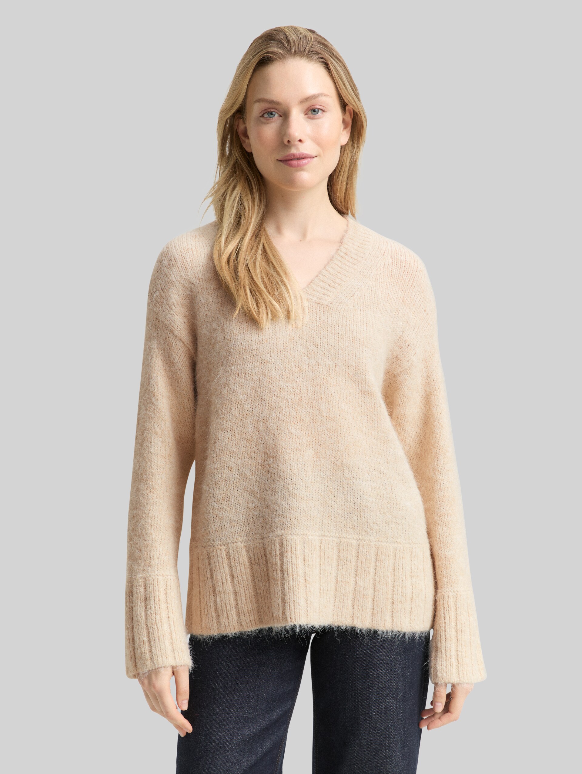 Oversized knitted jumper with wool content - sand stone beige melange - Neckline model front view