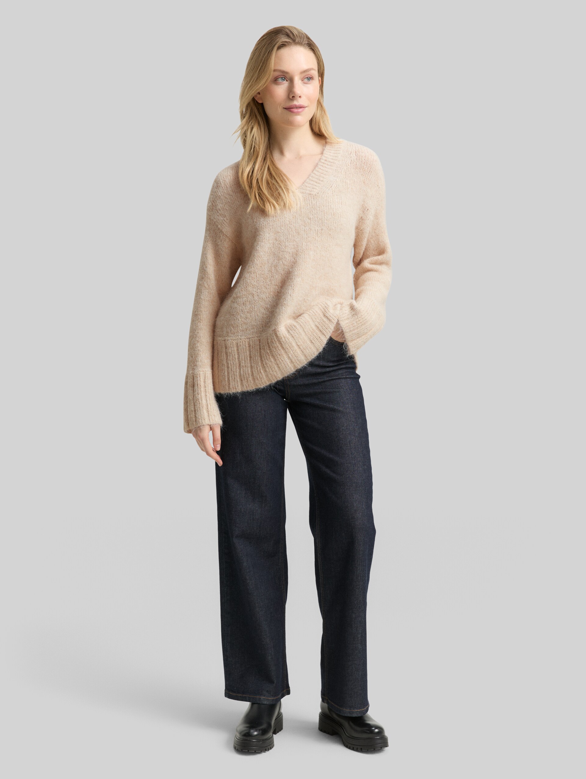 Oversized knitted jumper with wool content - sand stone beige melange - Model front view