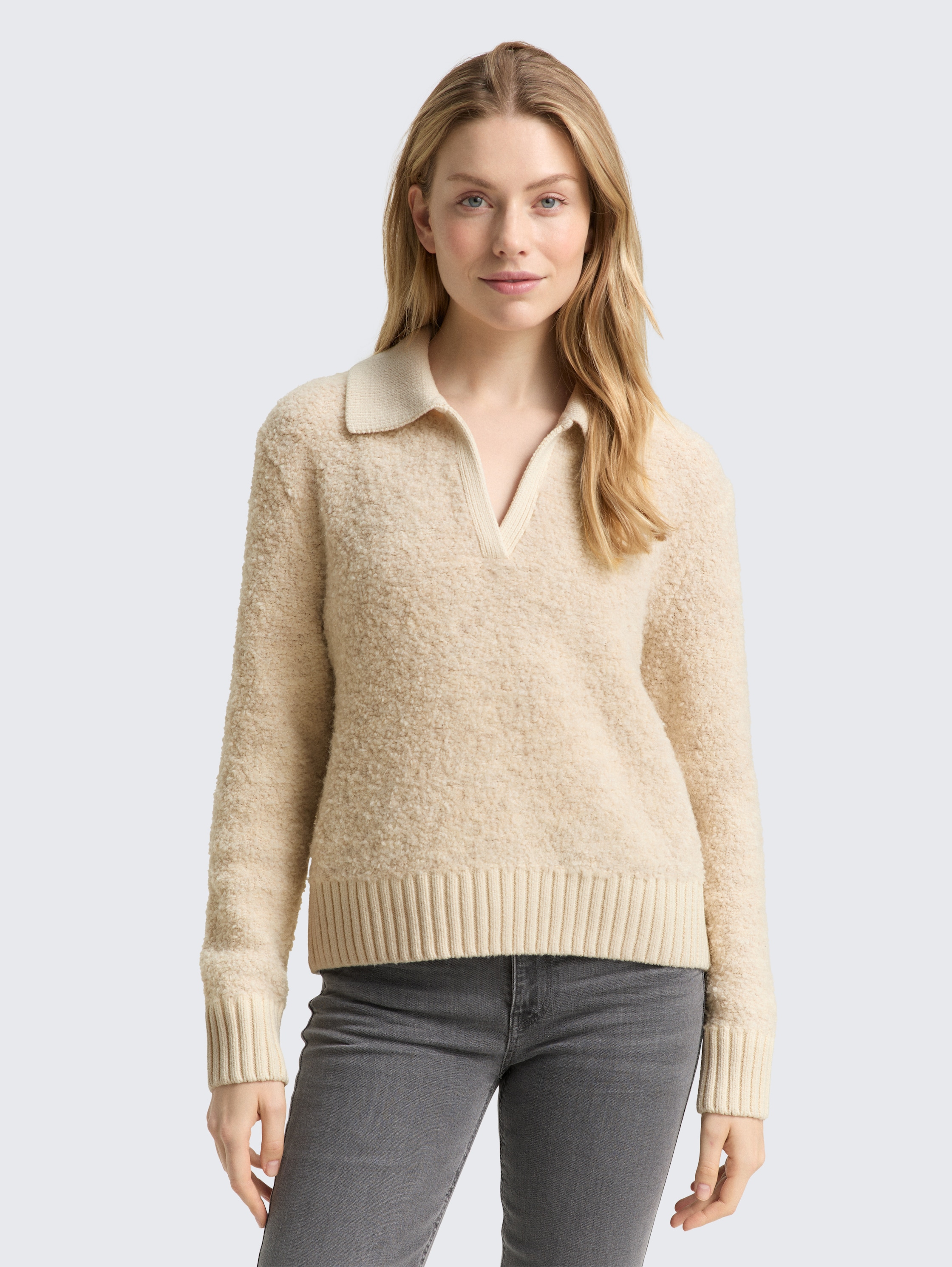 Bouclé gebreide trui met kraag - sand stone beige melange - Nek model vooraanzicht