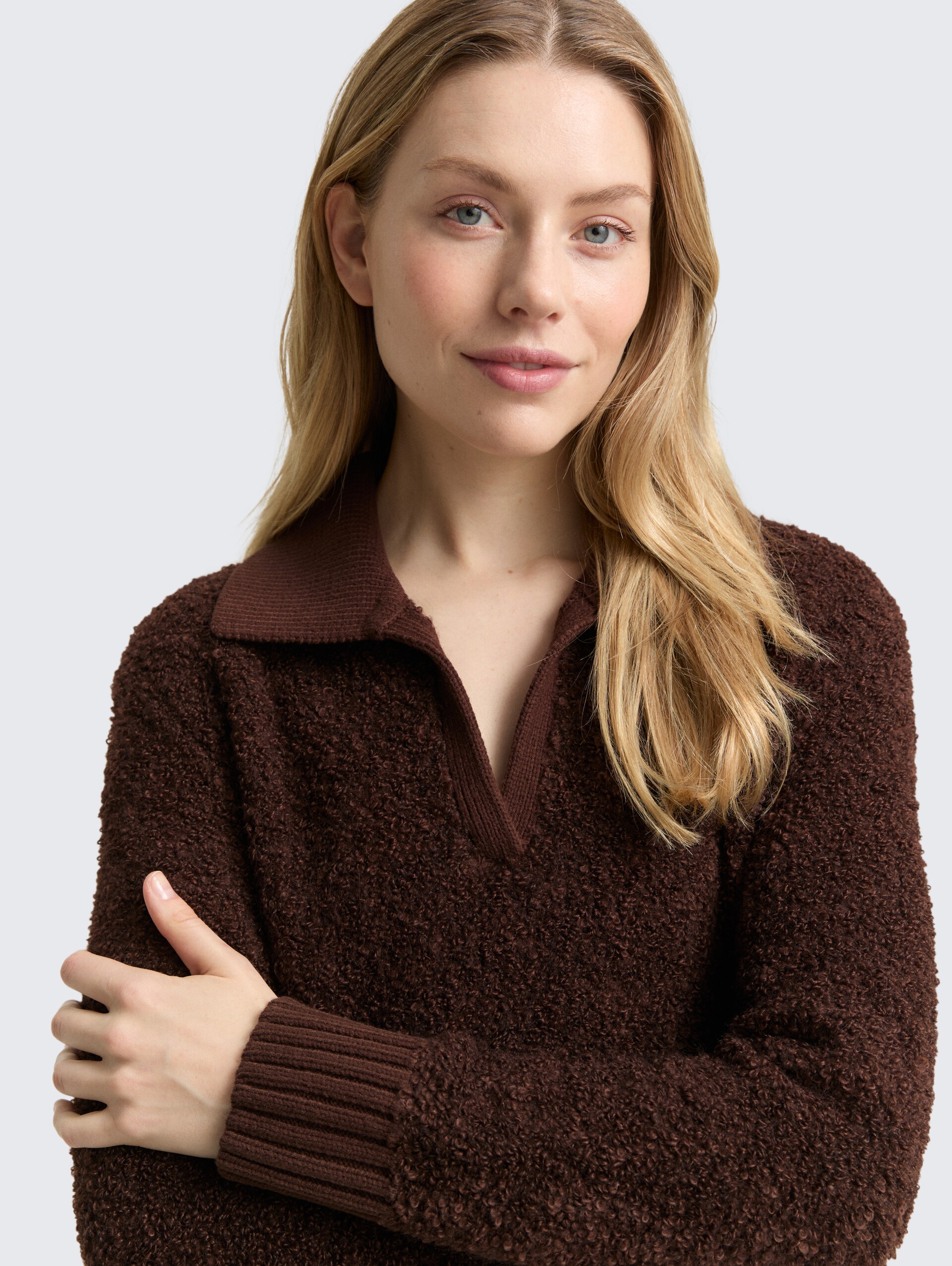 Bouclé Strickpullover mit Kragen - dark pecan brown melange - Detail-Model-Ansicht