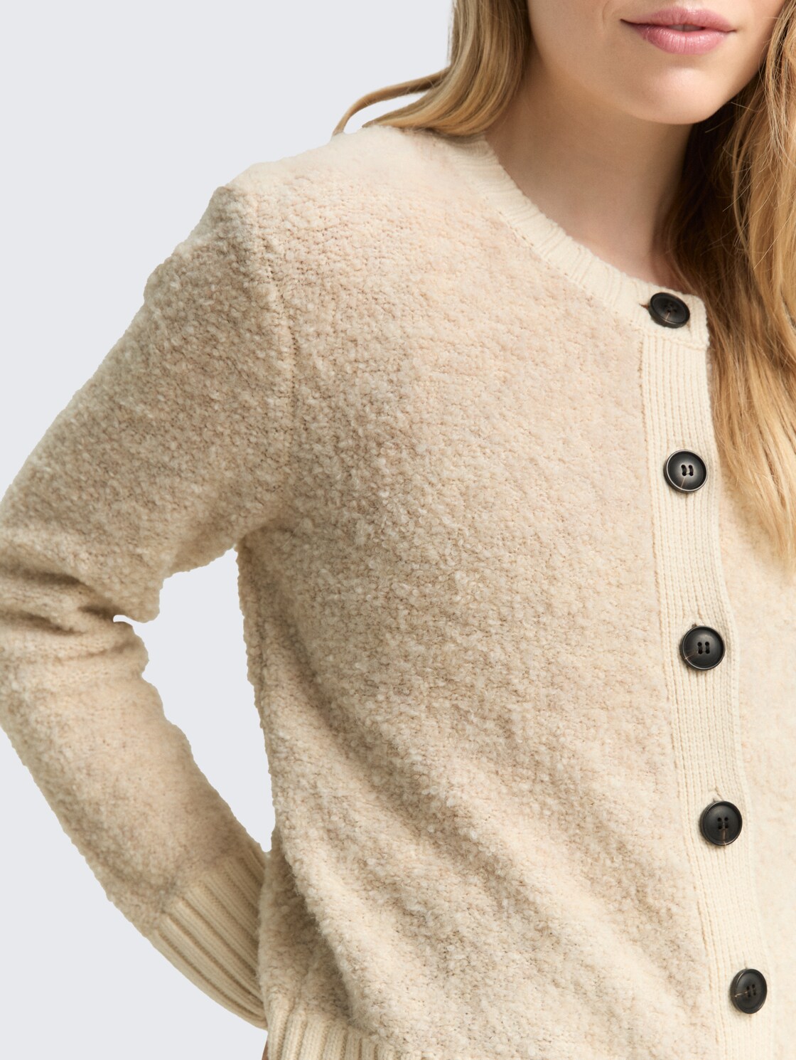Bouclé Cardigan mit Wollanteil - sand stone beige melange - Detail-Model-Ansicht