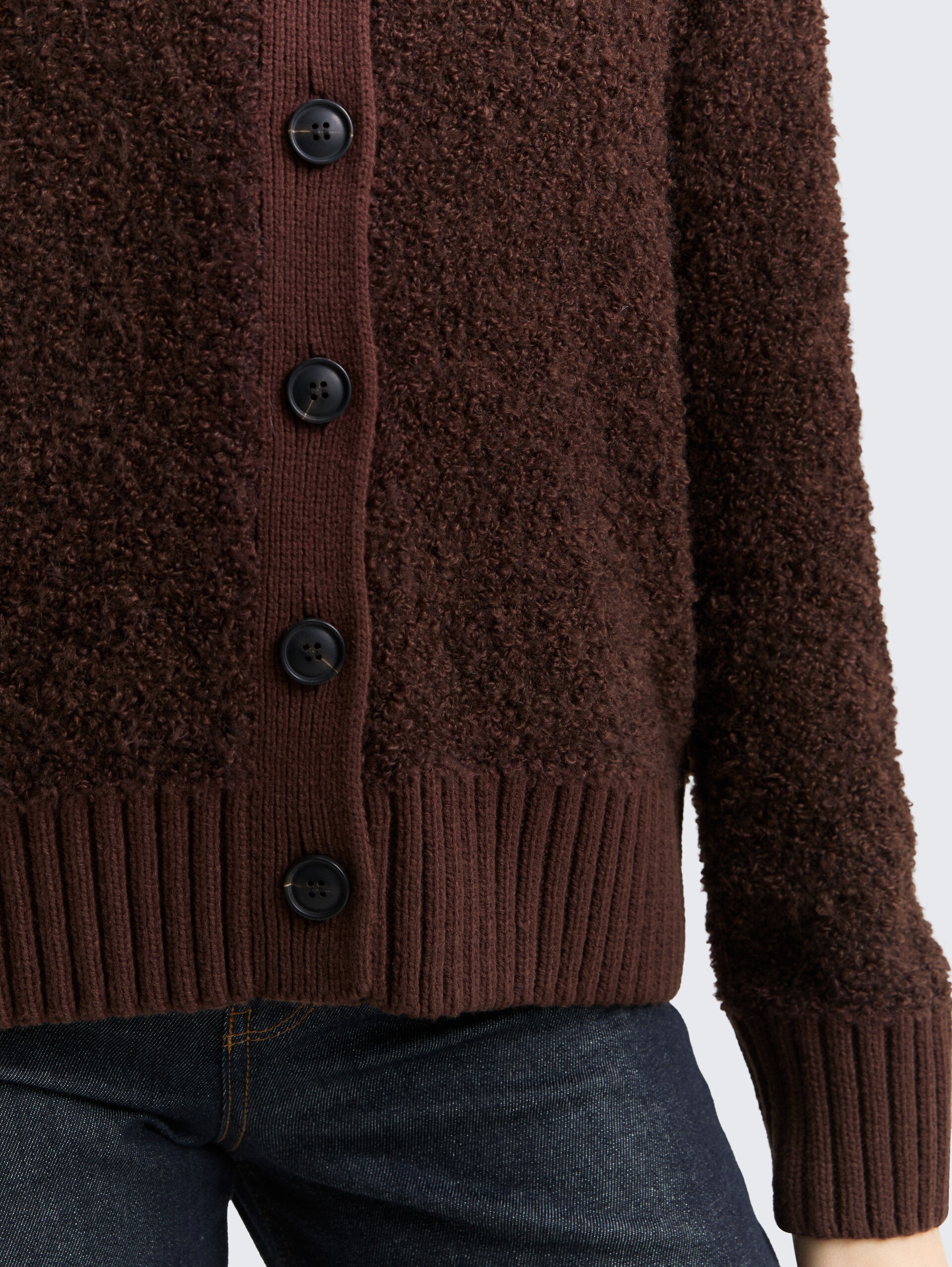 Bouclé Cardigan mit Wollanteil - dark pecan brown melange - Detail-Model-Ansicht