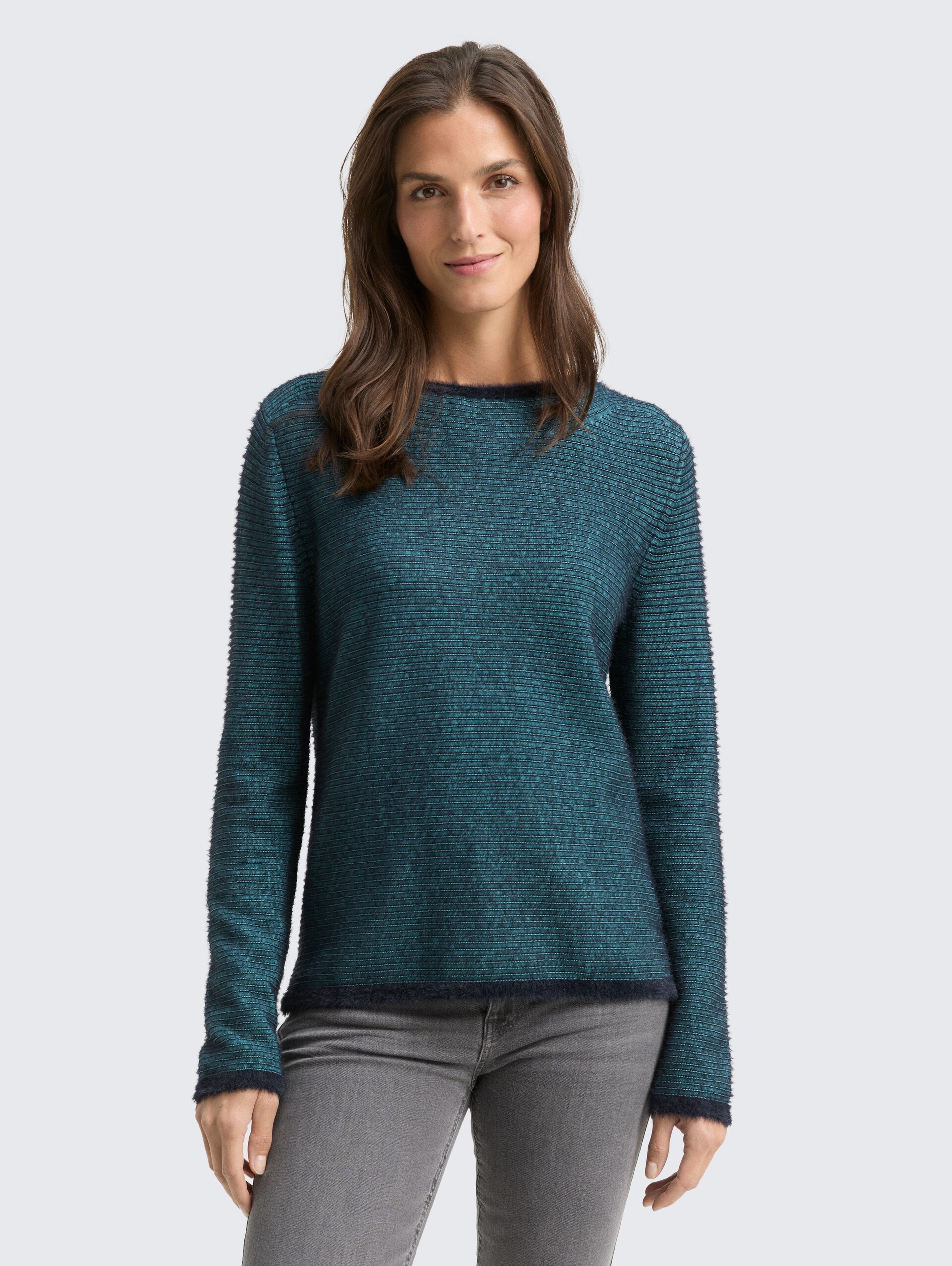 Strickpullover aus Federgarn - teal stripe with featheryarn - Ausschnitt Model-Vorderansicht