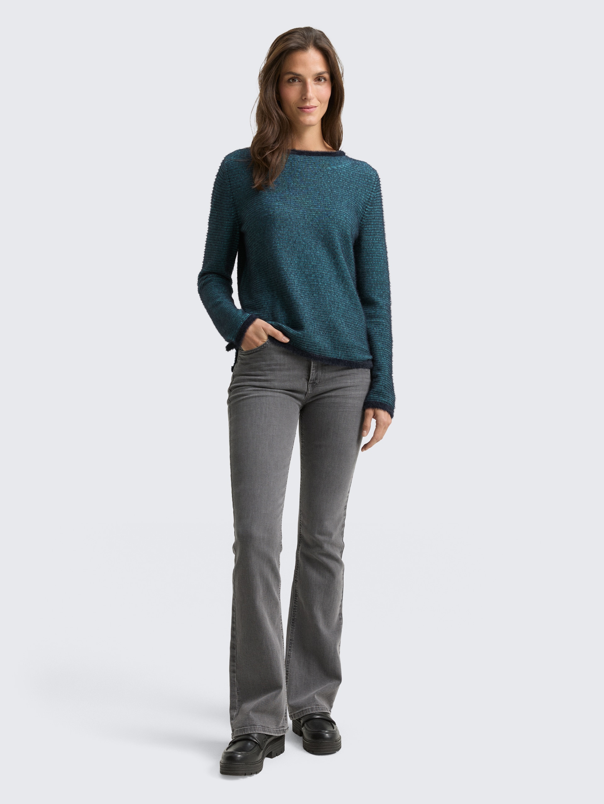 Strickpullover aus Federgarn - teal stripe with featheryarn - Model-Vorderansicht